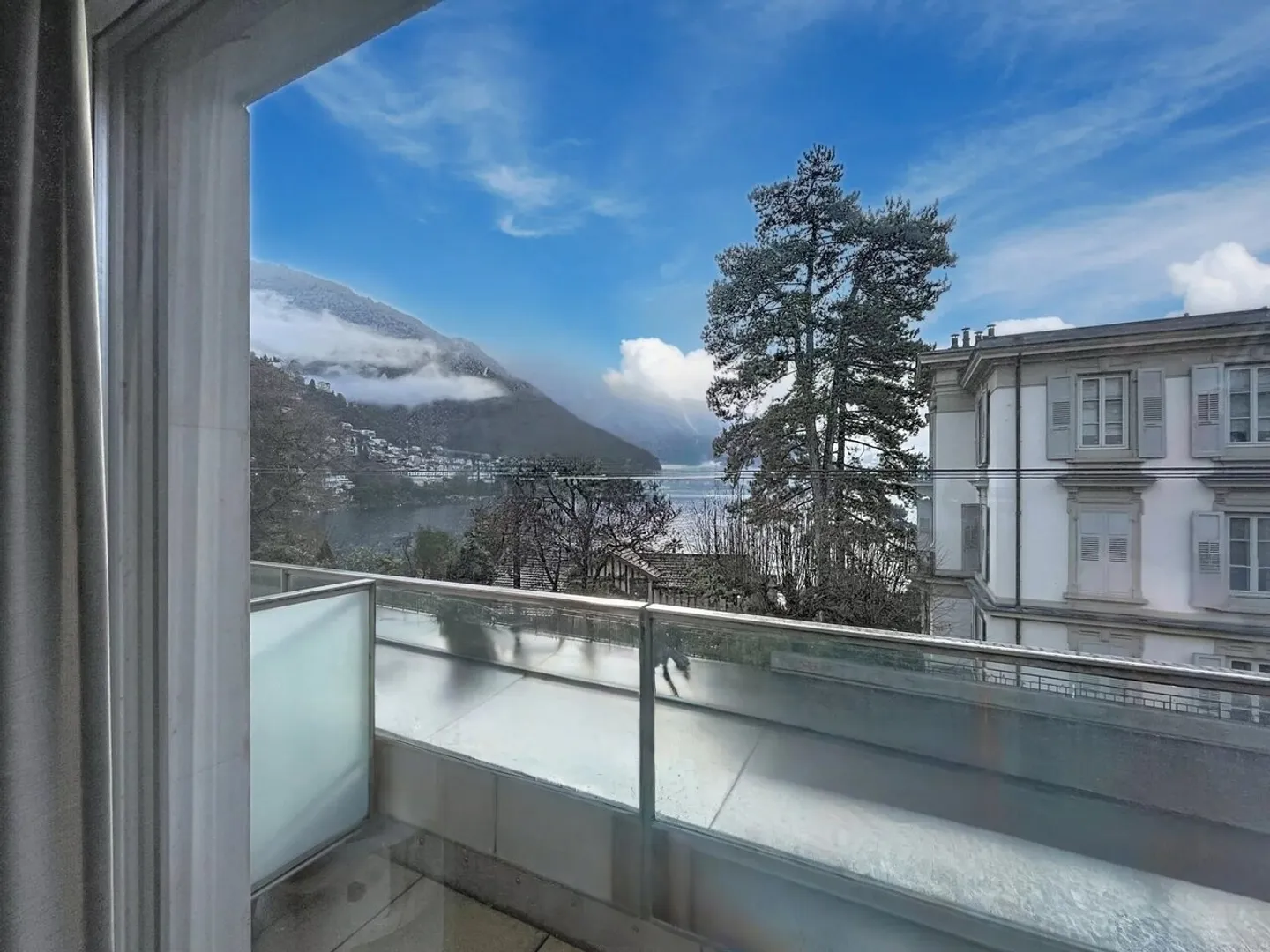 Appartement Charmant avec Vue sur le Lac - Photo 3 sur 12