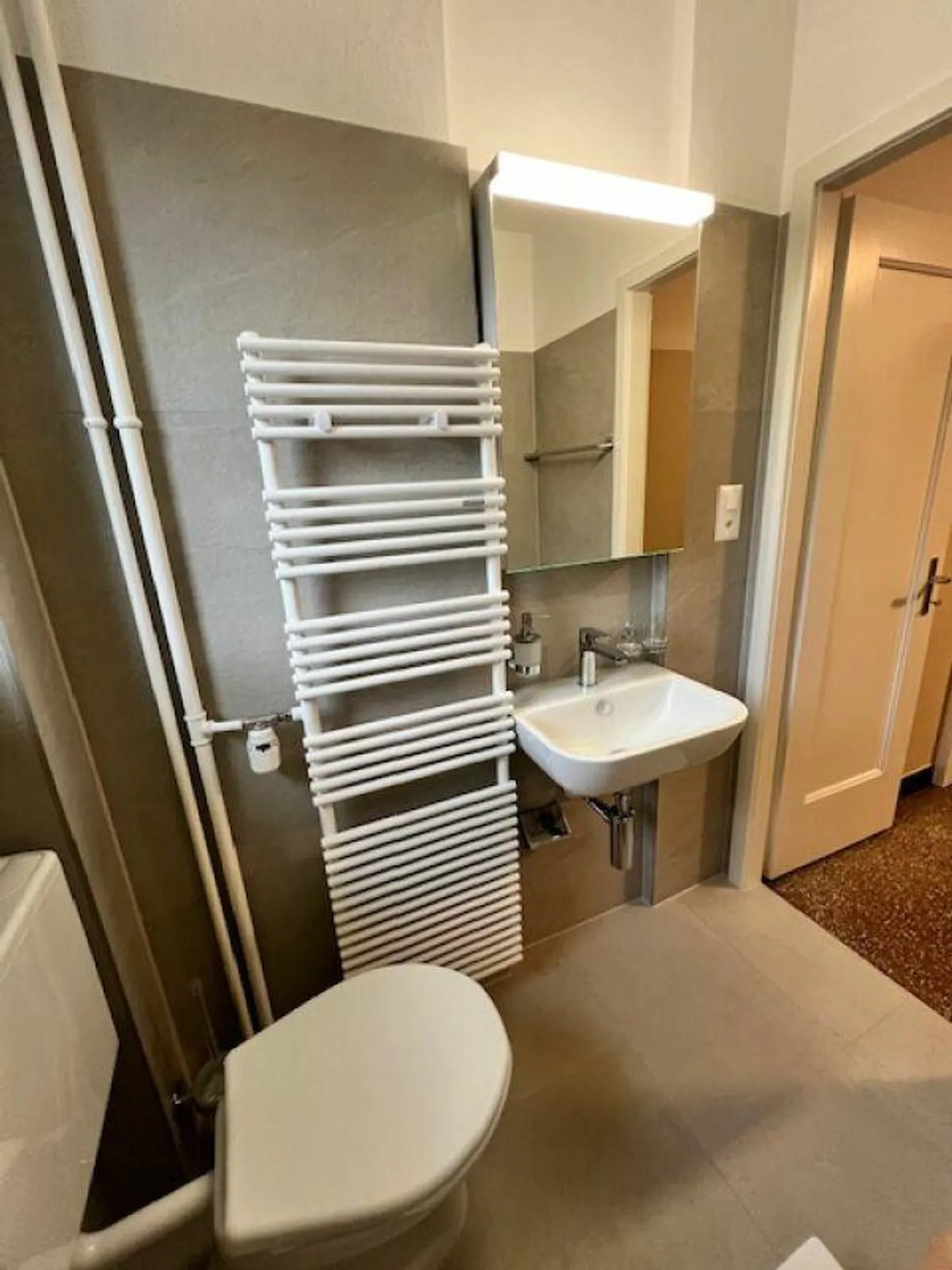 Modern, renovated 3-room apartment with beautiful balcony - Photo 3 of 15