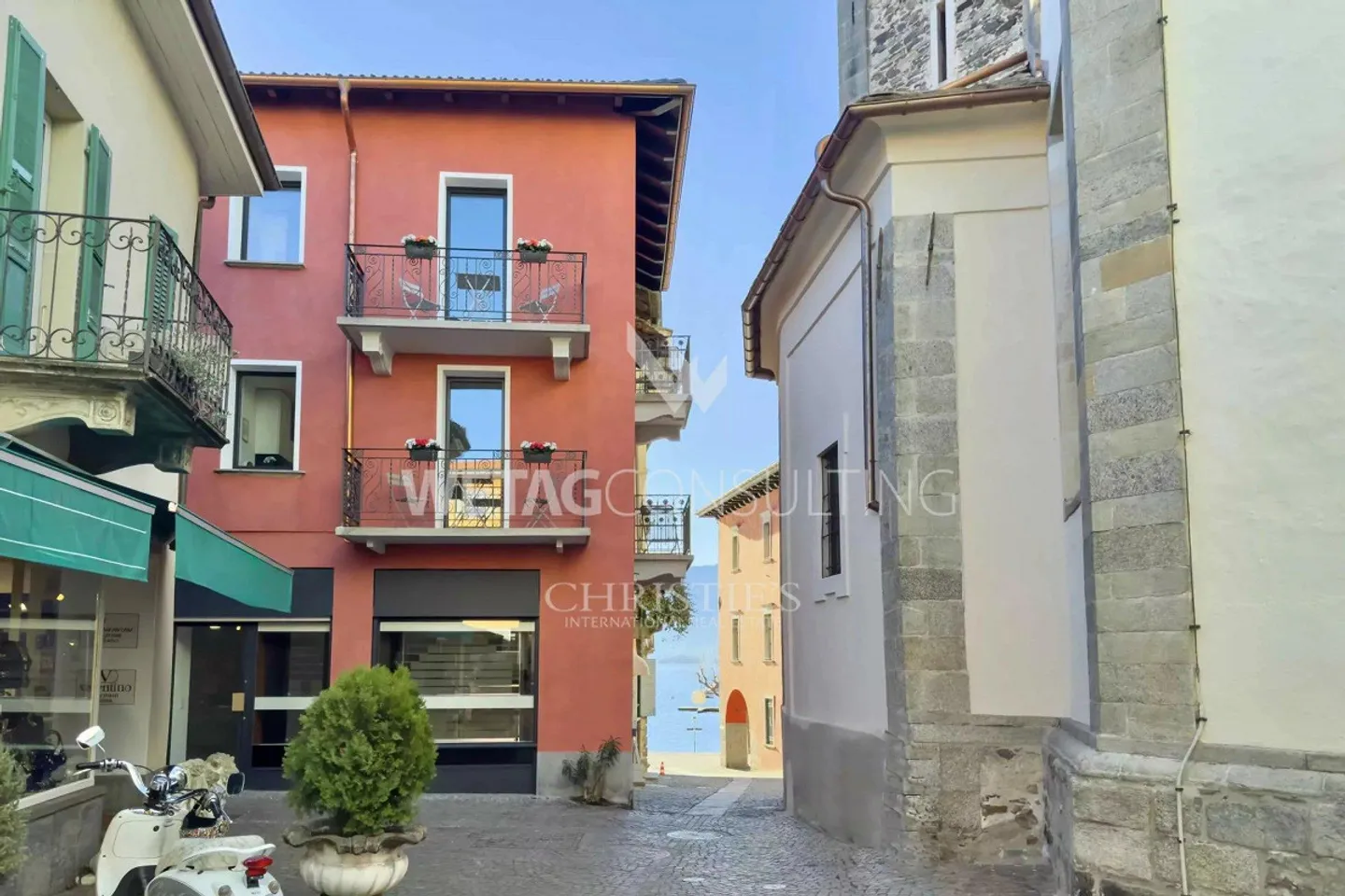 Residence with 4 apartments & 2 commercial spaces for sale in immediate... - Photo 1 of 13
