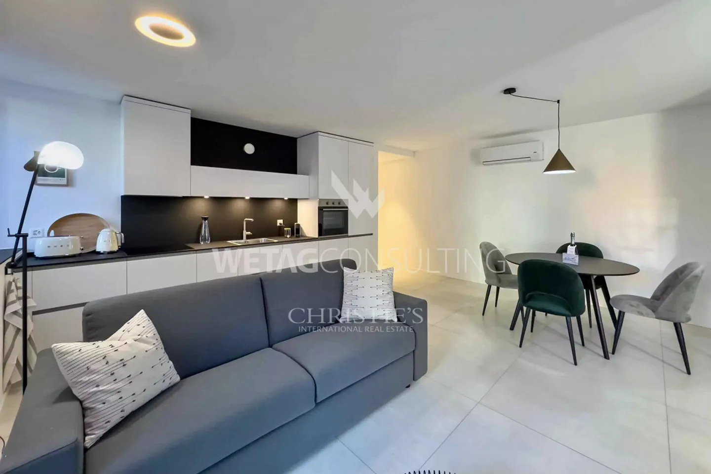 Residence with 4 apartments & 2 commercial spaces for sale in immediate... - Photo 6 of 13