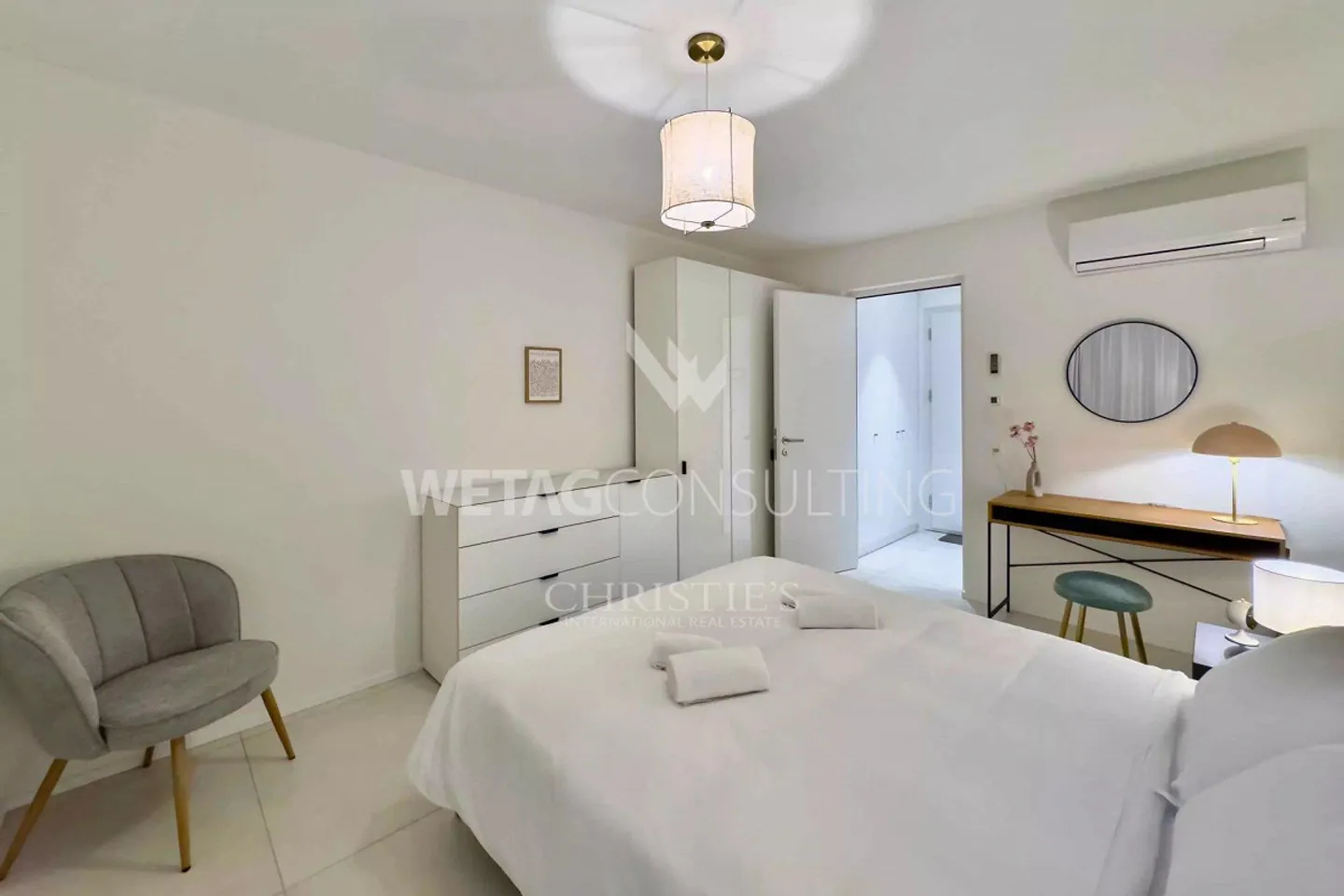 Residence with 4 apartments & 2 commercial spaces for sale in immediate... - Photo 7 of 13
