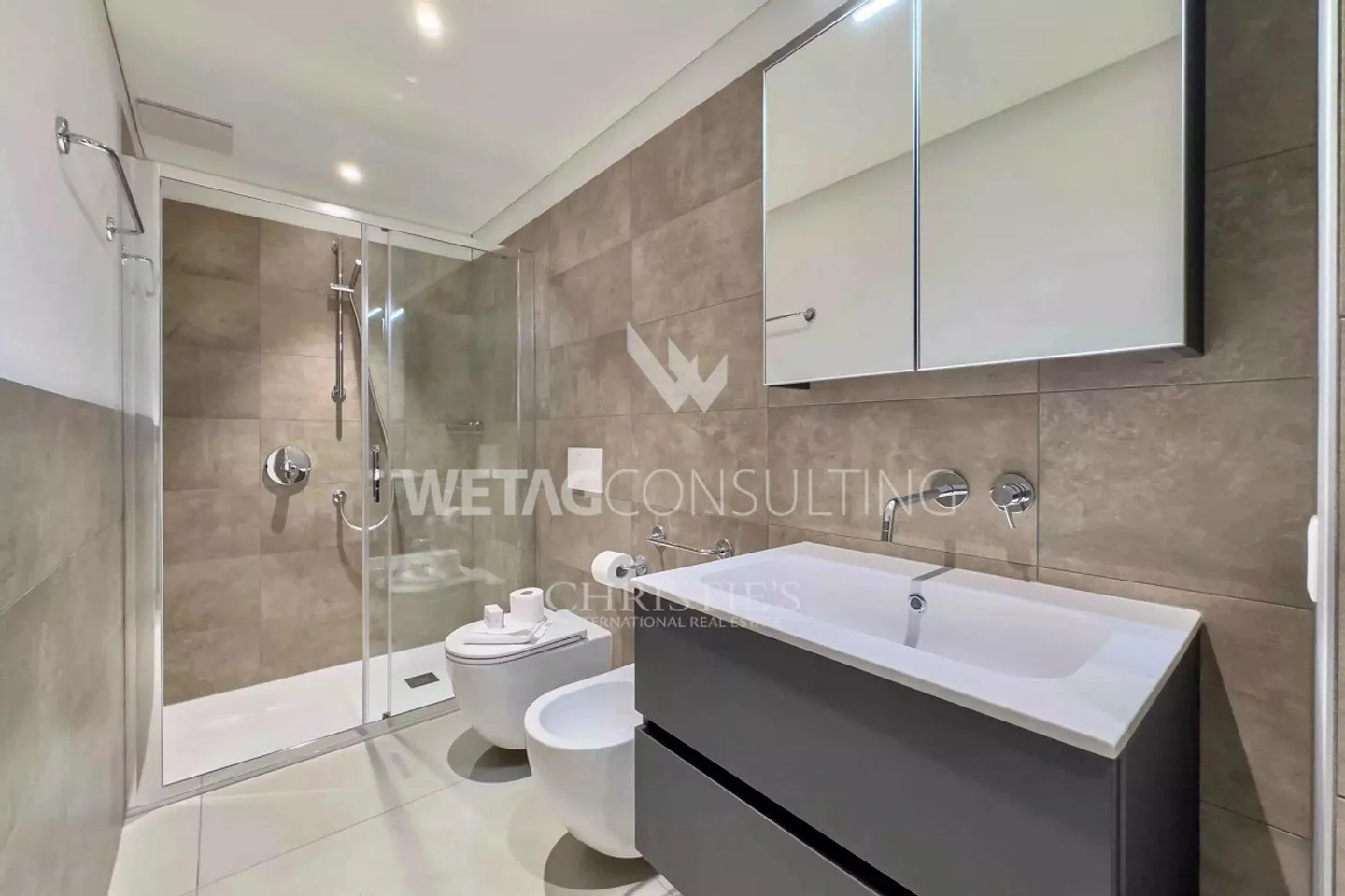 Residence with 4 apartments & 2 commercial spaces for sale in immediate... - Photo 8 of 13
