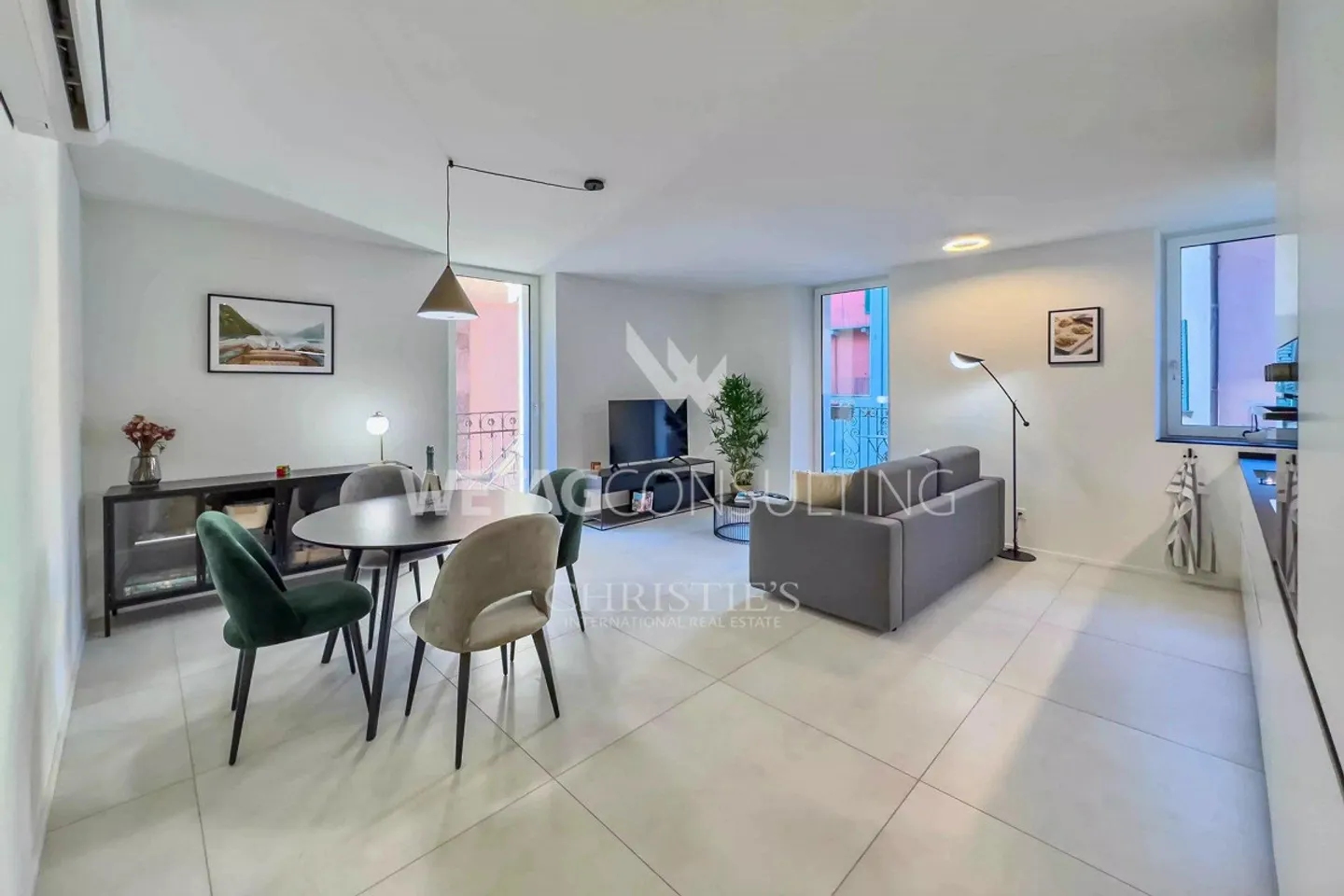 Residence with 4 apartments & 2 commercial spaces for sale in immediate... - Photo 9 of 13