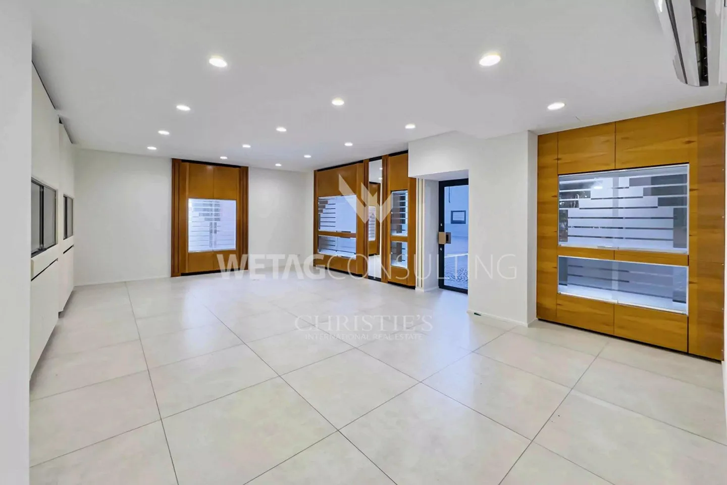 Residence with 4 apartments & 2 commercial spaces for sale in immediate... - Photo 3 of 13