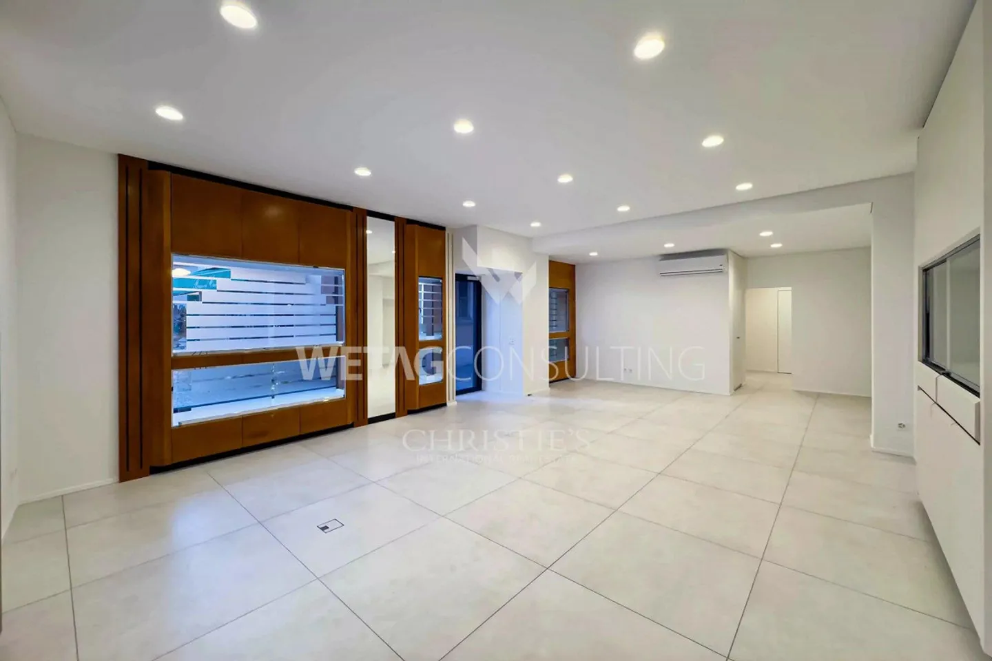 Residence with 4 apartments & 2 commercial spaces for sale in immediate... - Photo 4 of 13