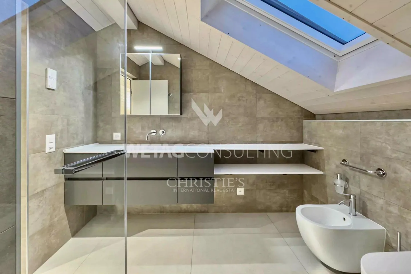 Residence with 4 apartments & 2 commercial spaces for sale in immediate... - Photo 12 of 13