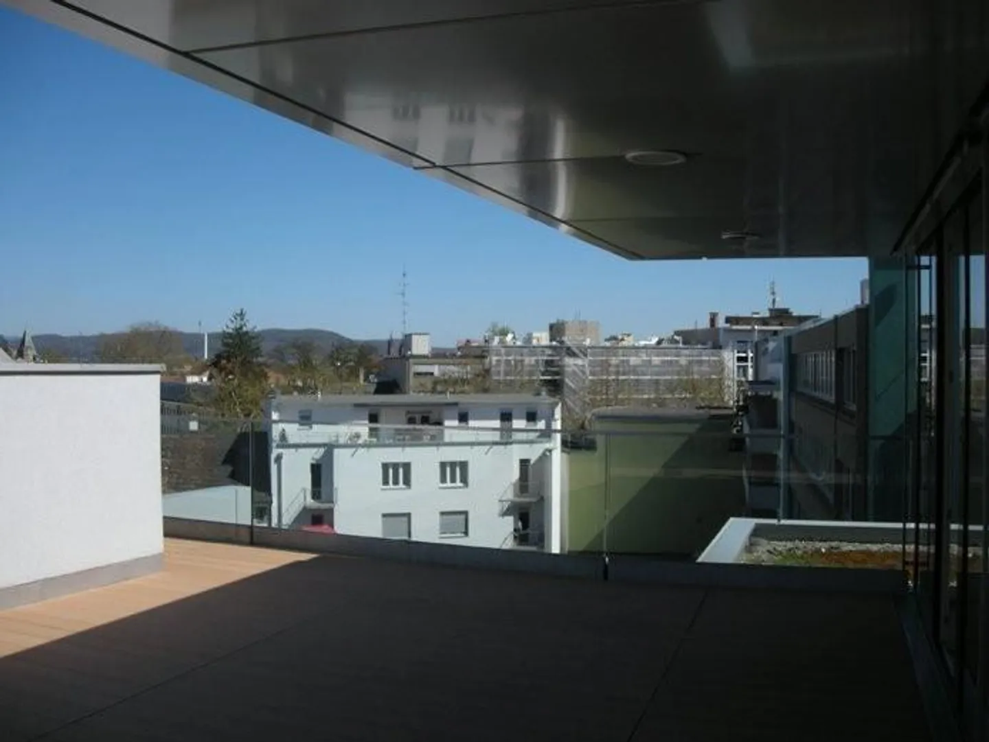 Appartement en duplex exclusif de 6 pièces au-dessus des toits de Bâle - Photo 2 sur 12