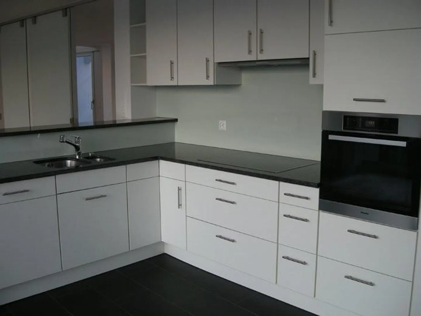 Appartement en duplex exclusif de 6 pièces au-dessus des toits de Bâle - Photo 3 sur 12