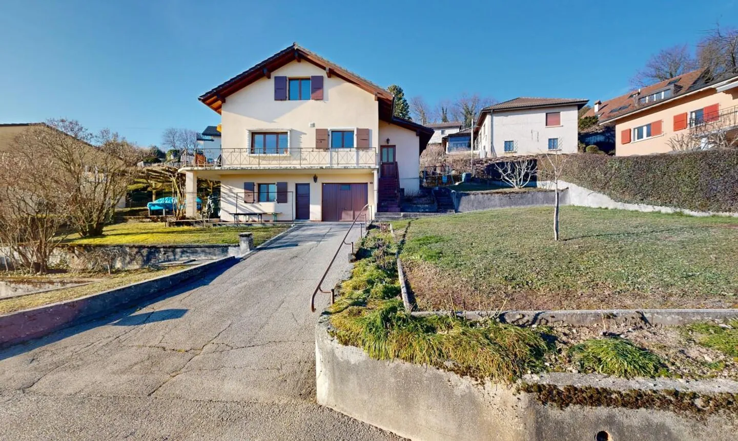 Charming villa with unobstructed view of the Alps and the lake - Photo 1 of 11