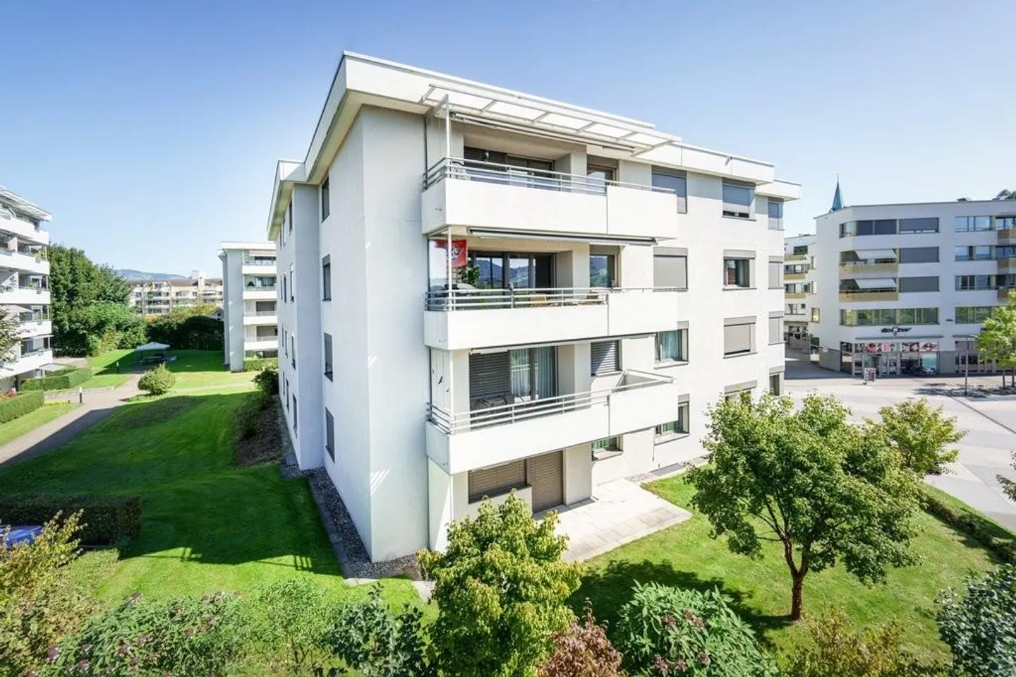 The generous 4 1/2-room apartment in a central location! - Photo 1 of 9