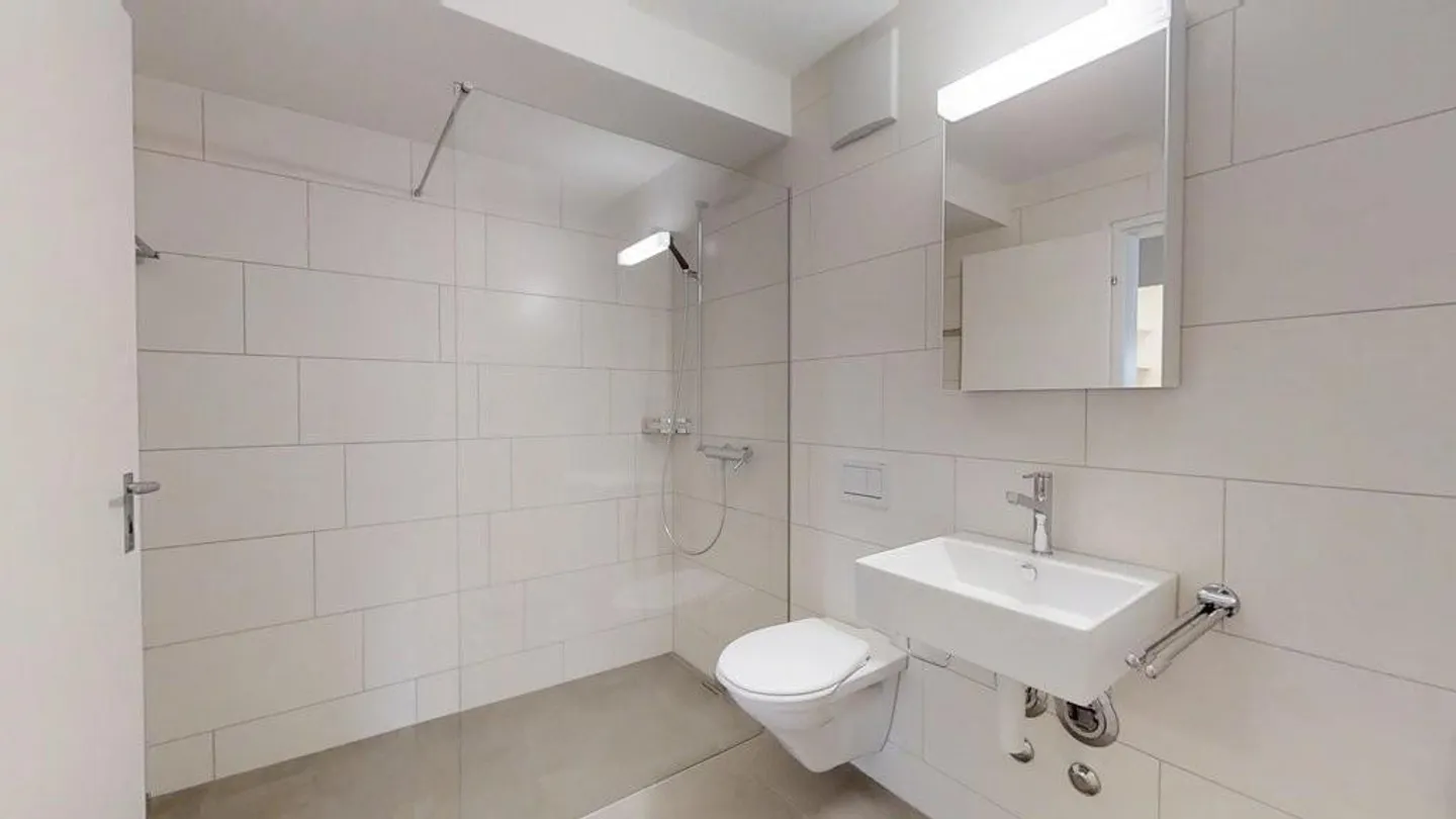 The generous 4 1/2-room apartment in a central location! - Photo 3 of 9