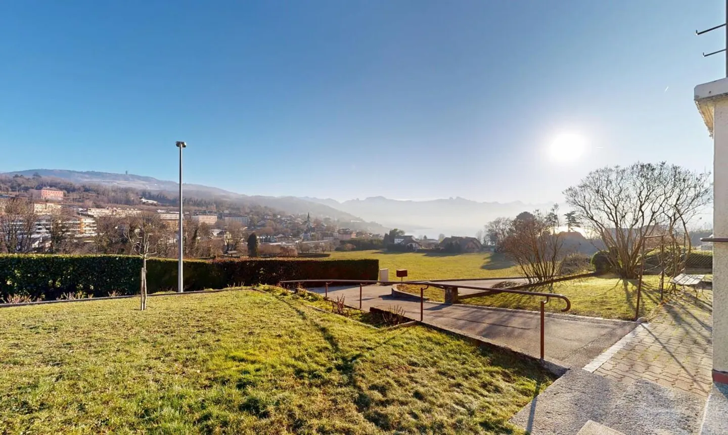 Charming villa with unobstructed view of the Alps and the lake - Photo 4 of 11