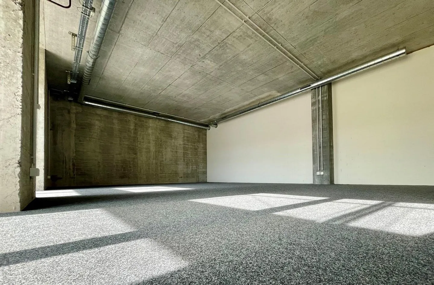 Bureaux spacieux à louer - Photo 2 sur 6