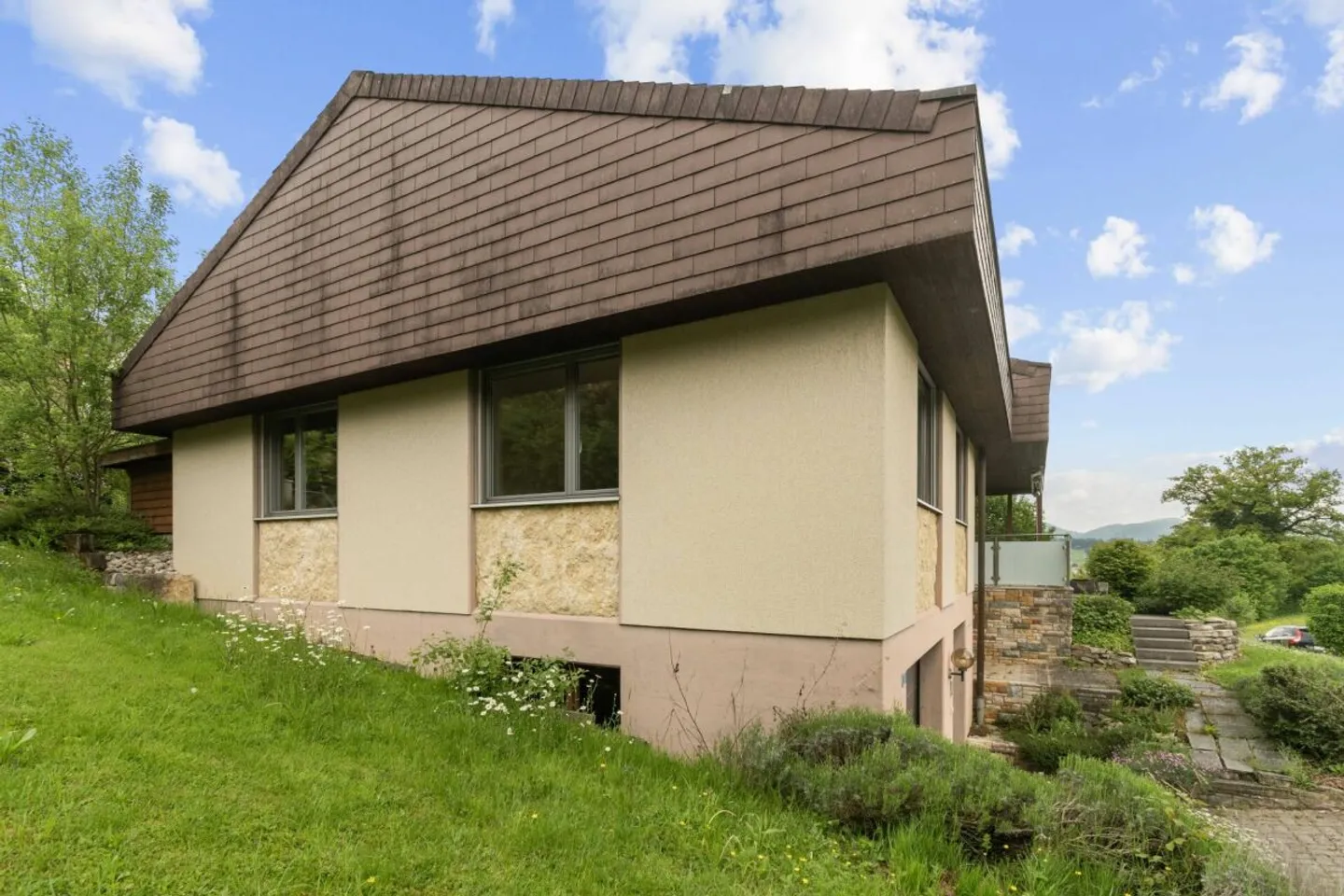 Casa unifamiliare indipendente in una posizione privilegiata a Laufen! - Foto 2 di 16