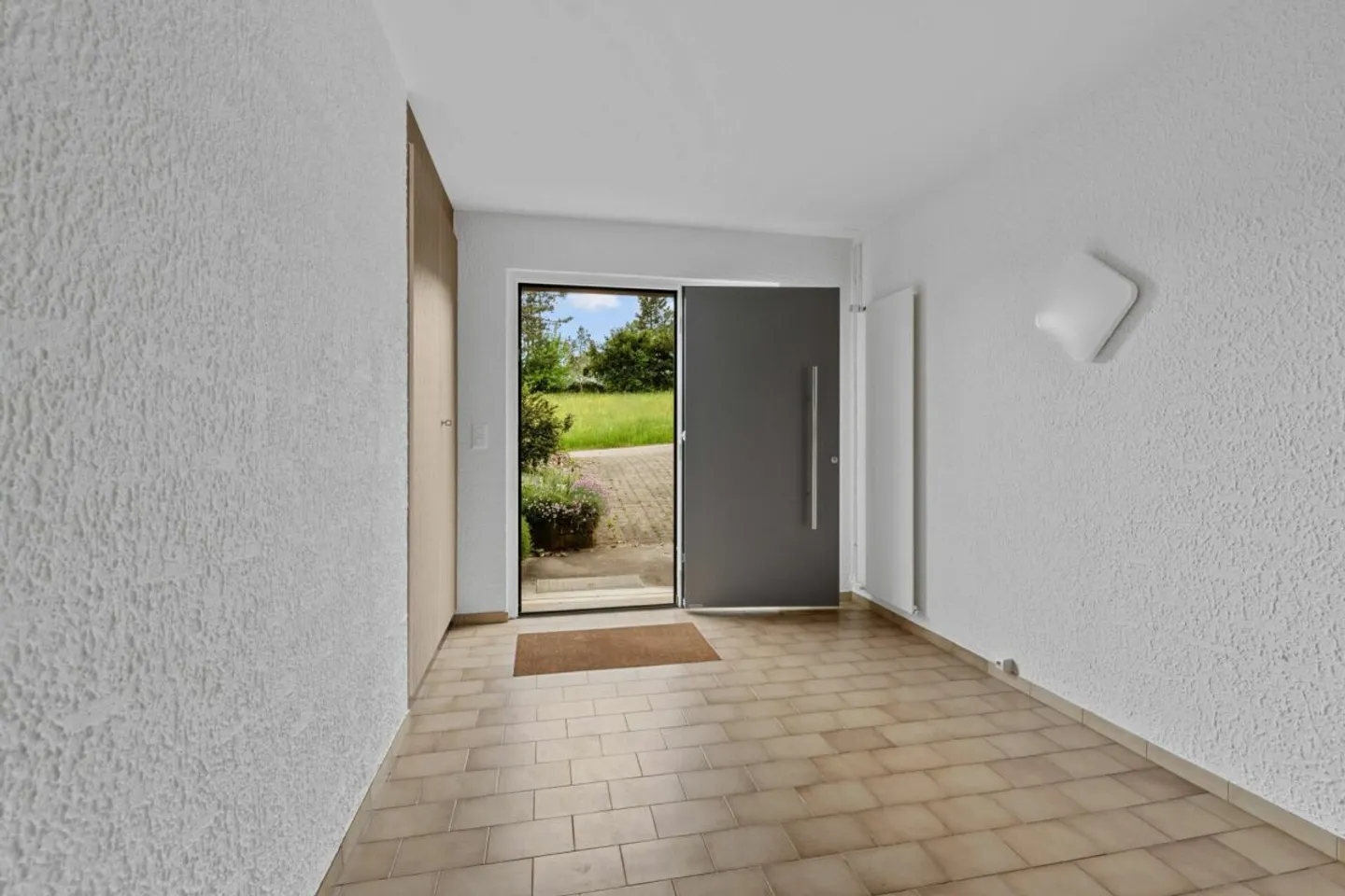 Casa unifamiliare indipendente in una posizione privilegiata a Laufen! - Foto 3 di 16