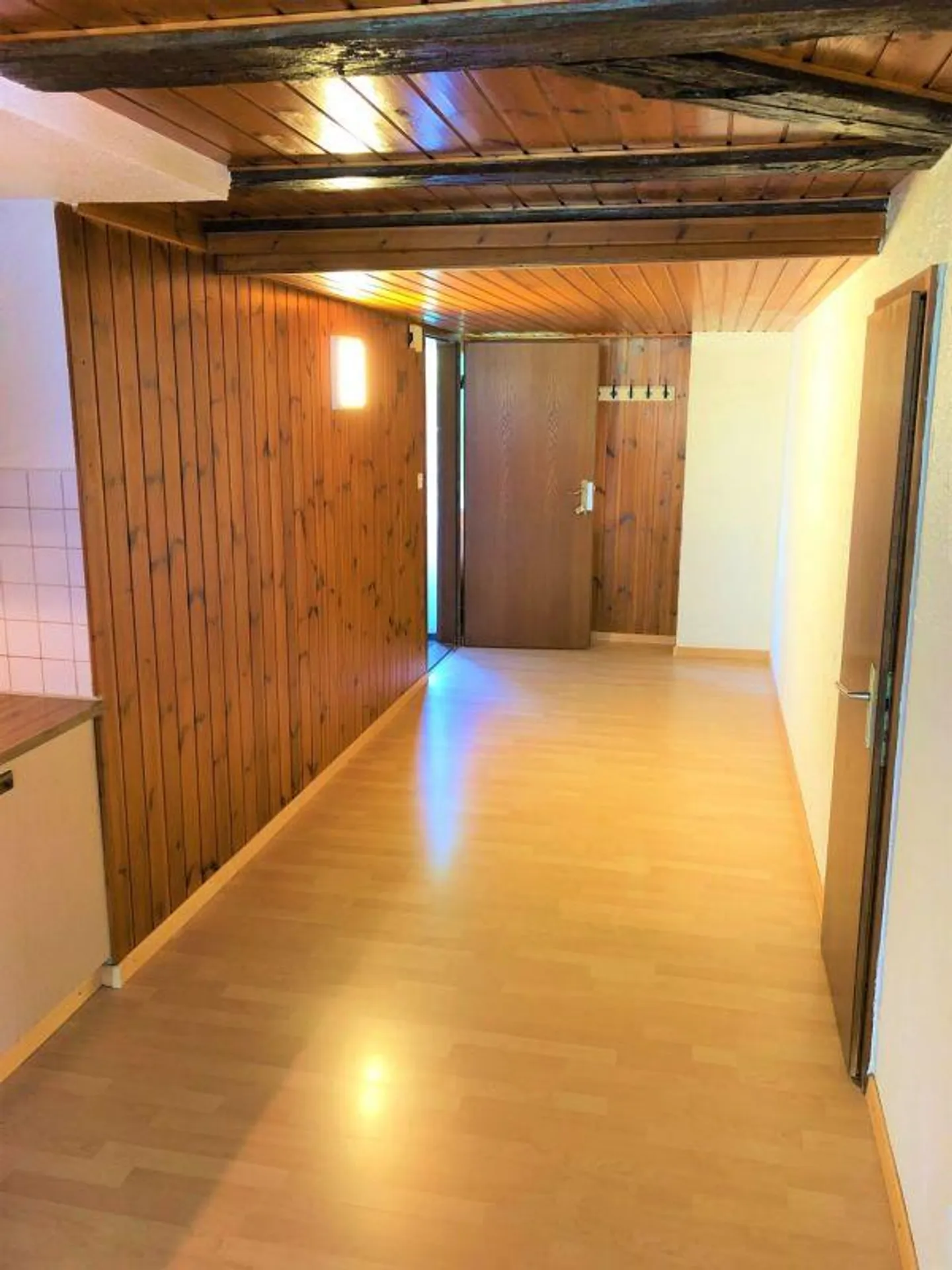 Spacious 3.5 Room Penthouse - Photo 2 of 9