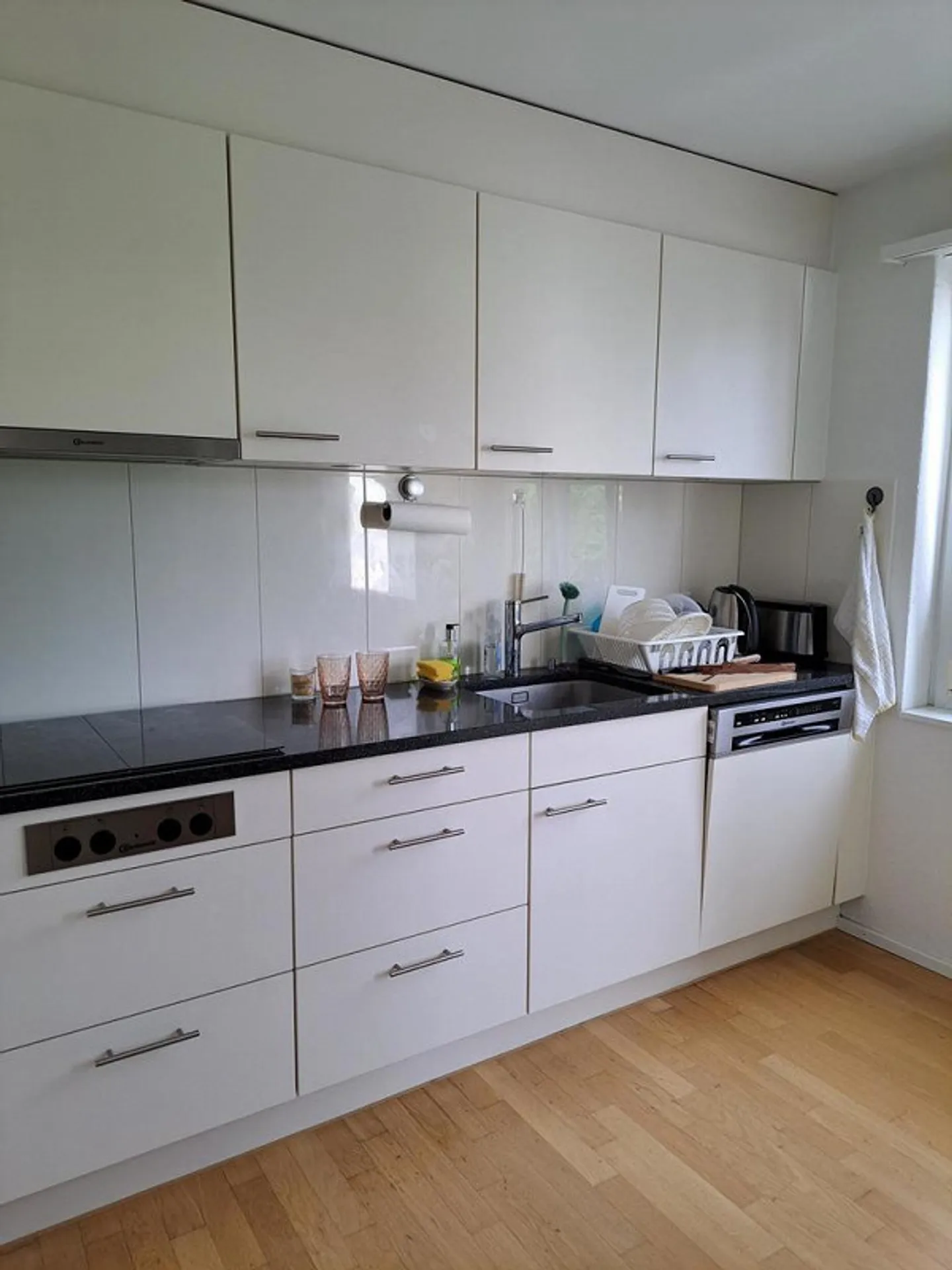 Modern Apartment Near City Center - Photo 2 of 12