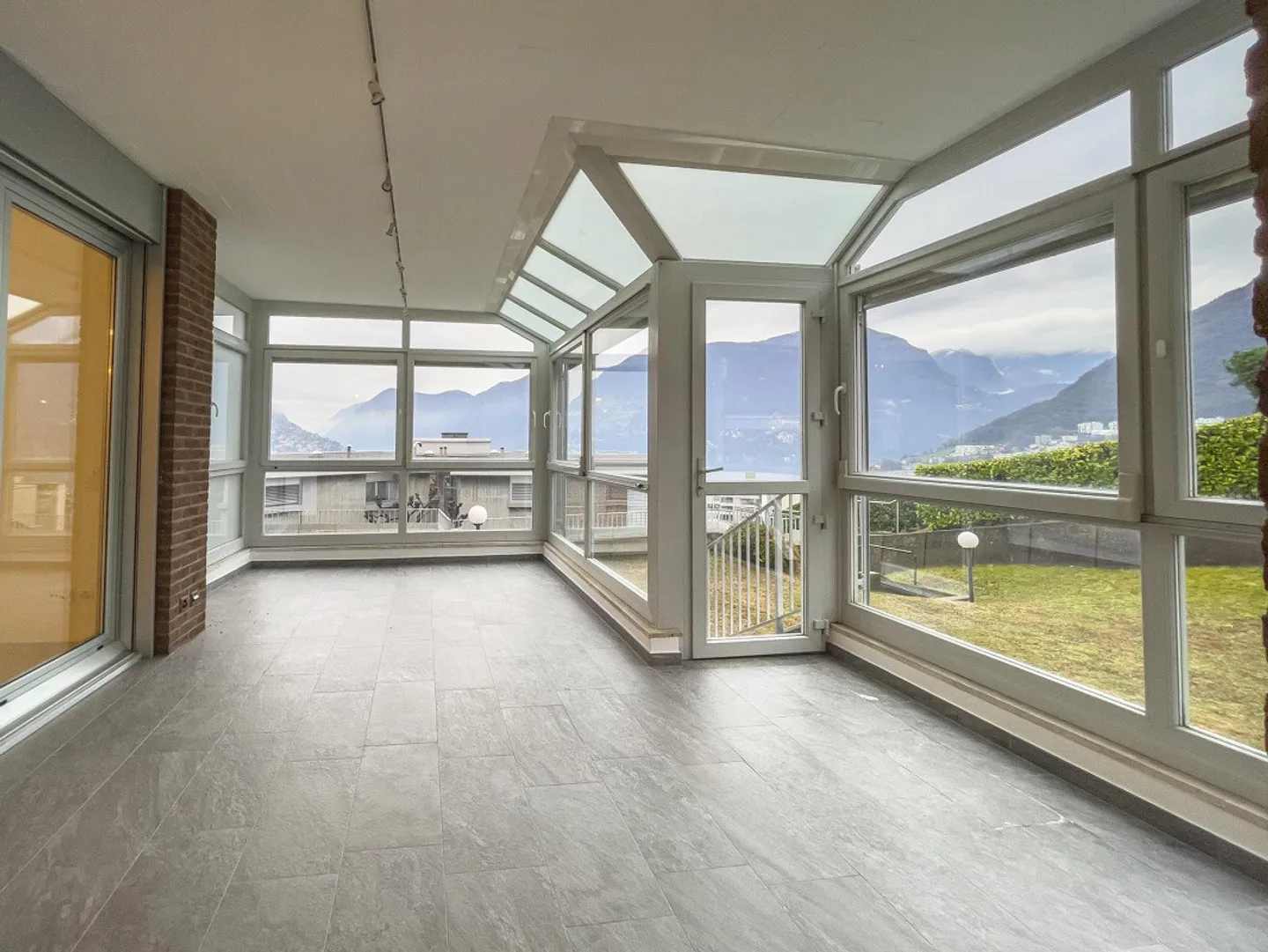 Appartement 4.5 pièces entièrement rénové à Lugano - Photo 12 sur 15