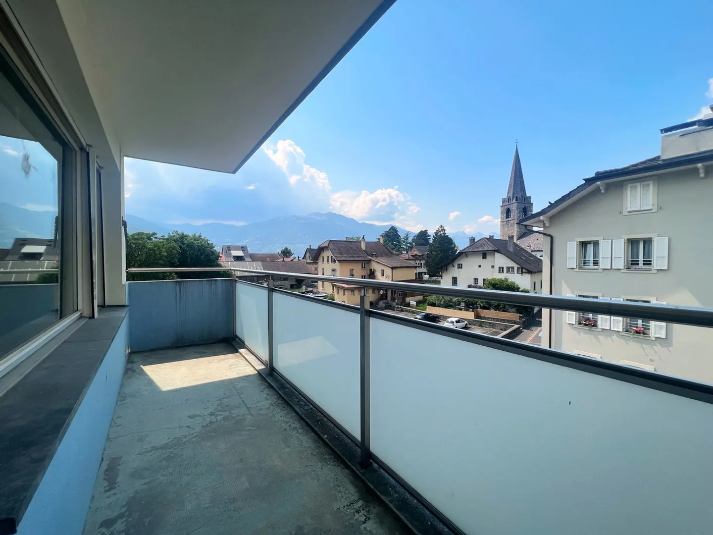 Spacious 3-room apartment - Photo 1 of 7