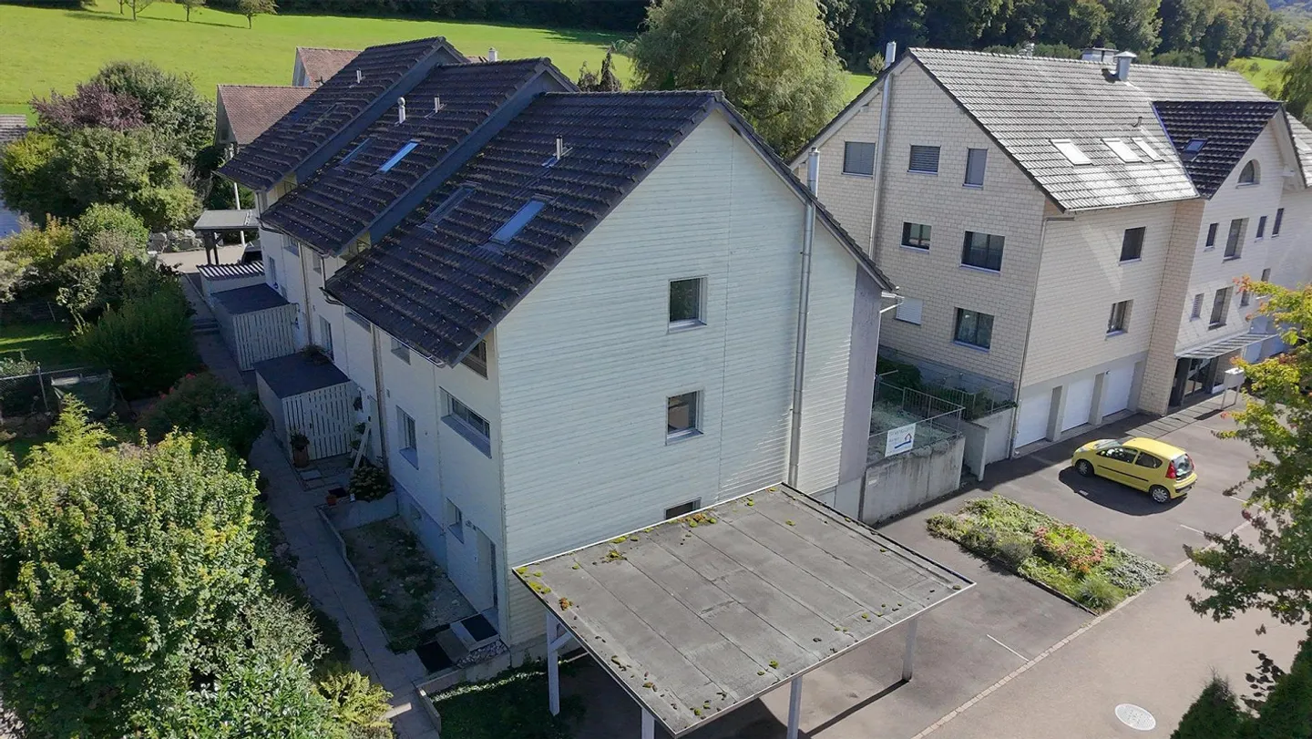 Costruzione in legno moderna al margine del villaggio di Lupsingen - Foto 1 di 12