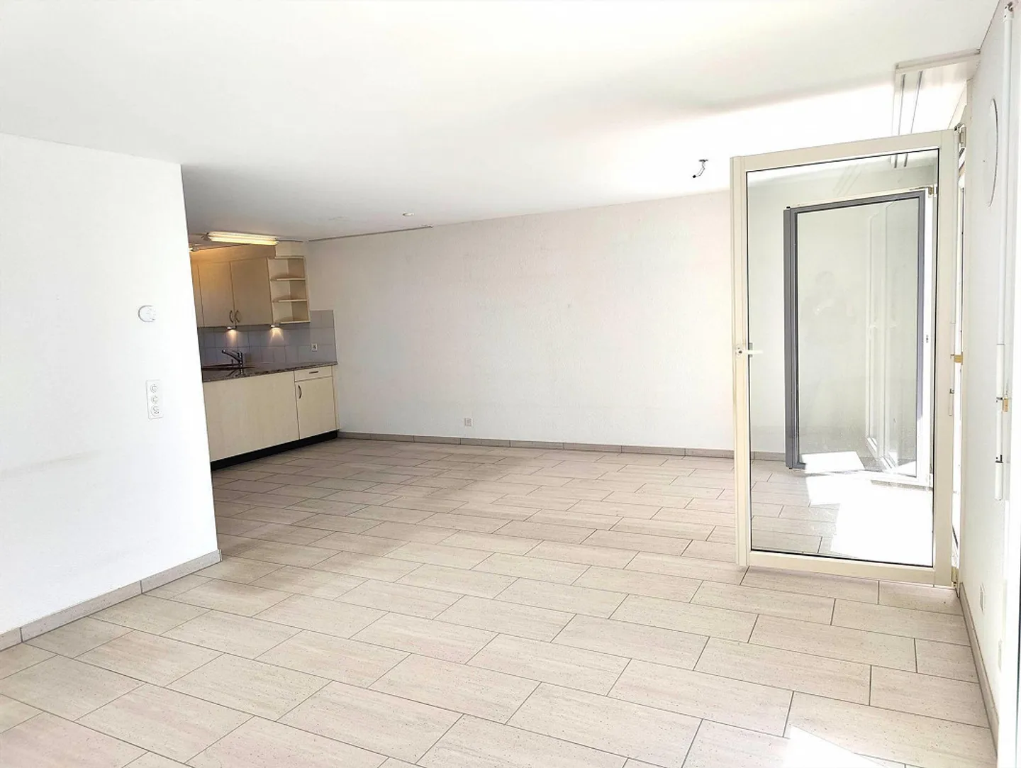 Costruzione in legno moderna al margine del villaggio di Lupsingen - Foto 2 di 12