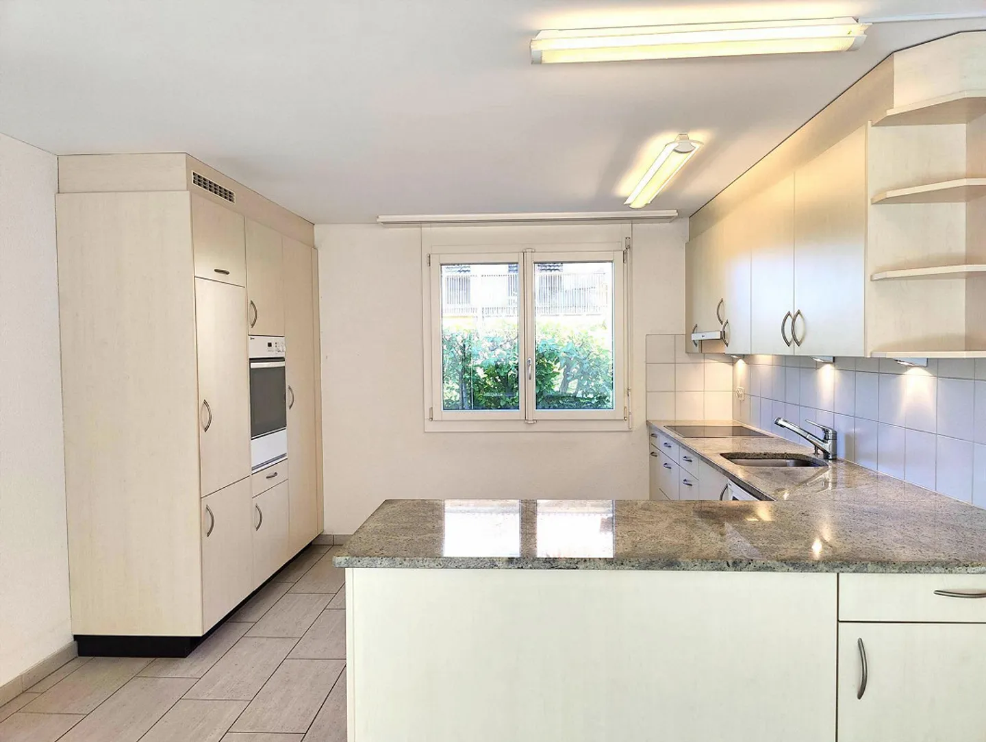 Costruzione in legno moderna al margine del villaggio di Lupsingen - Foto 3 di 12