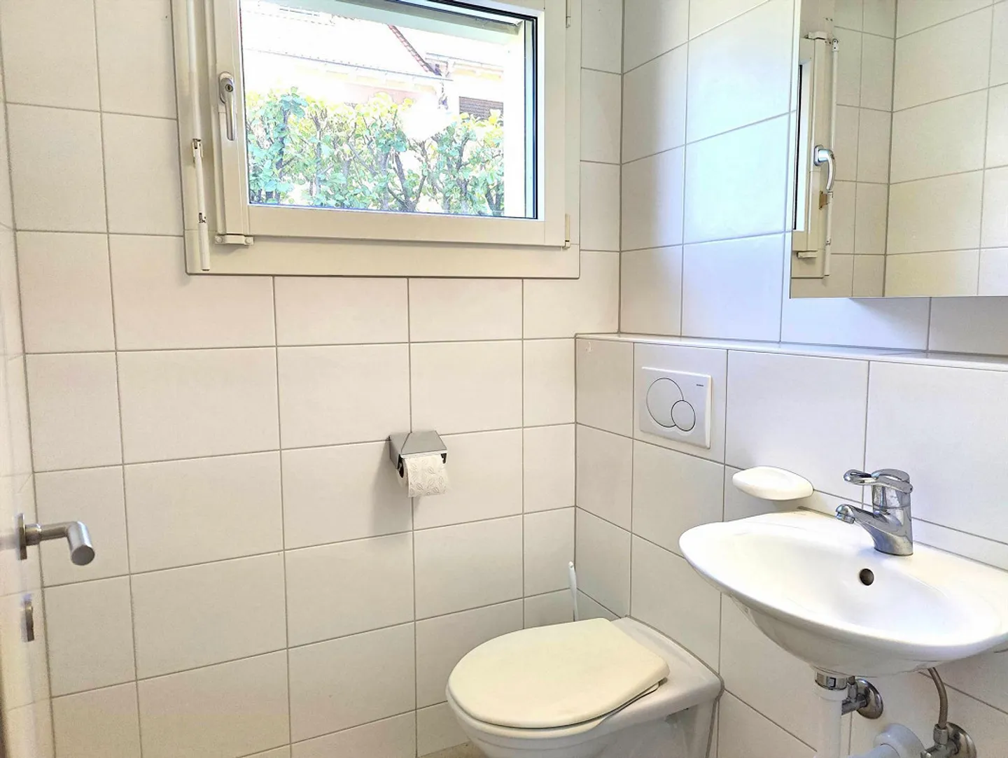 Costruzione in legno moderna al margine del villaggio di Lupsingen - Foto 6 di 12