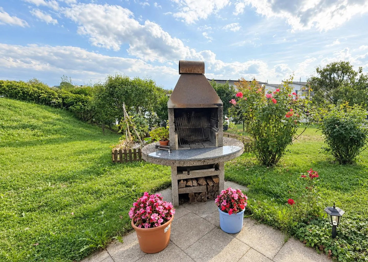 Charmante maison individuelle avec beaucoup d'espace extérieur - Photo 3 sur 12