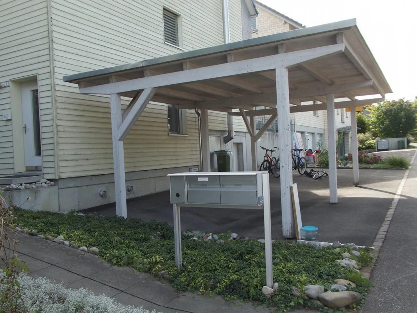 Costruzione in legno moderna al margine del villaggio di Lupsingen - Foto 7 di 12