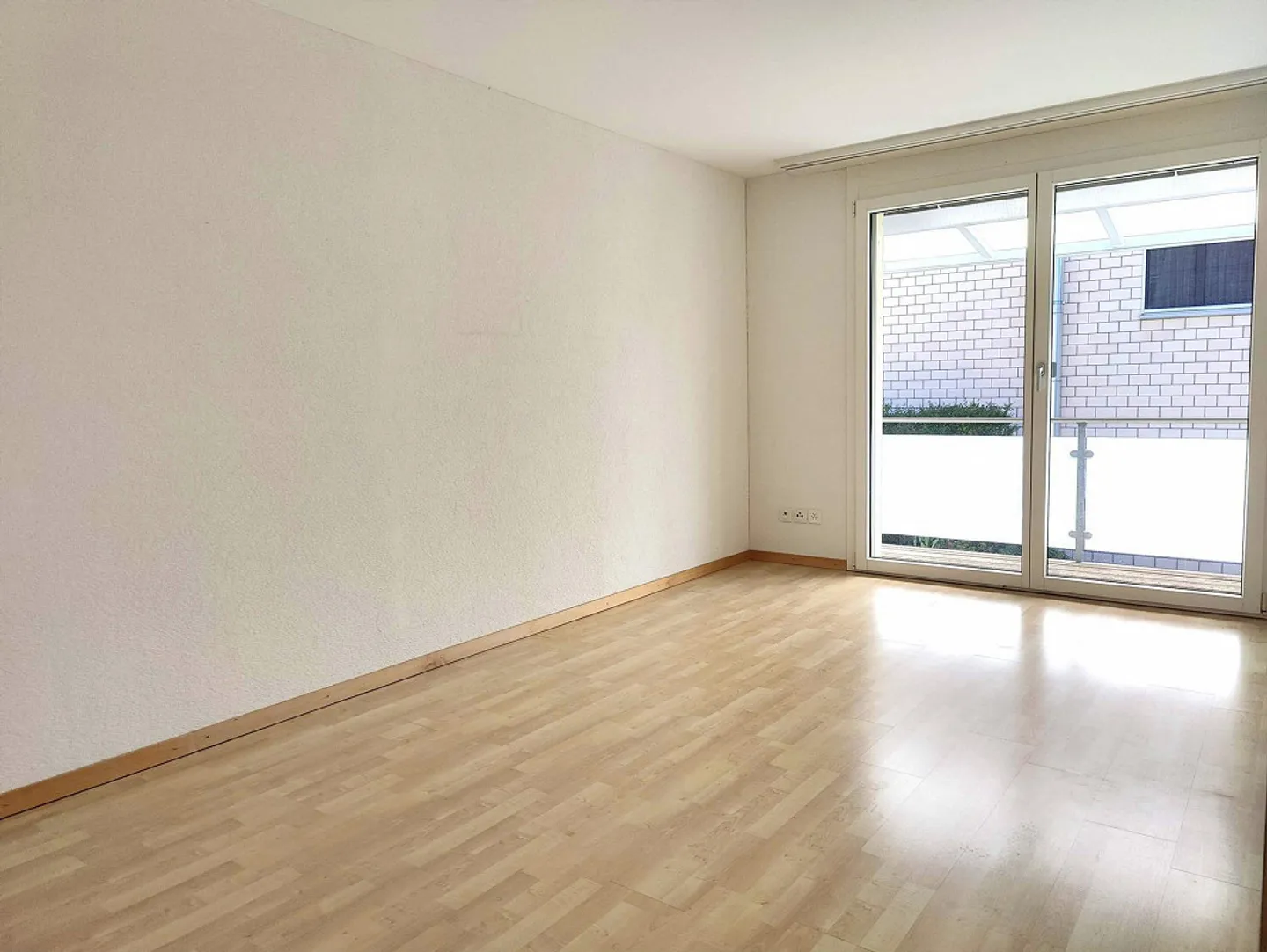 Costruzione in legno moderna al margine del villaggio di Lupsingen - Foto 4 di 12