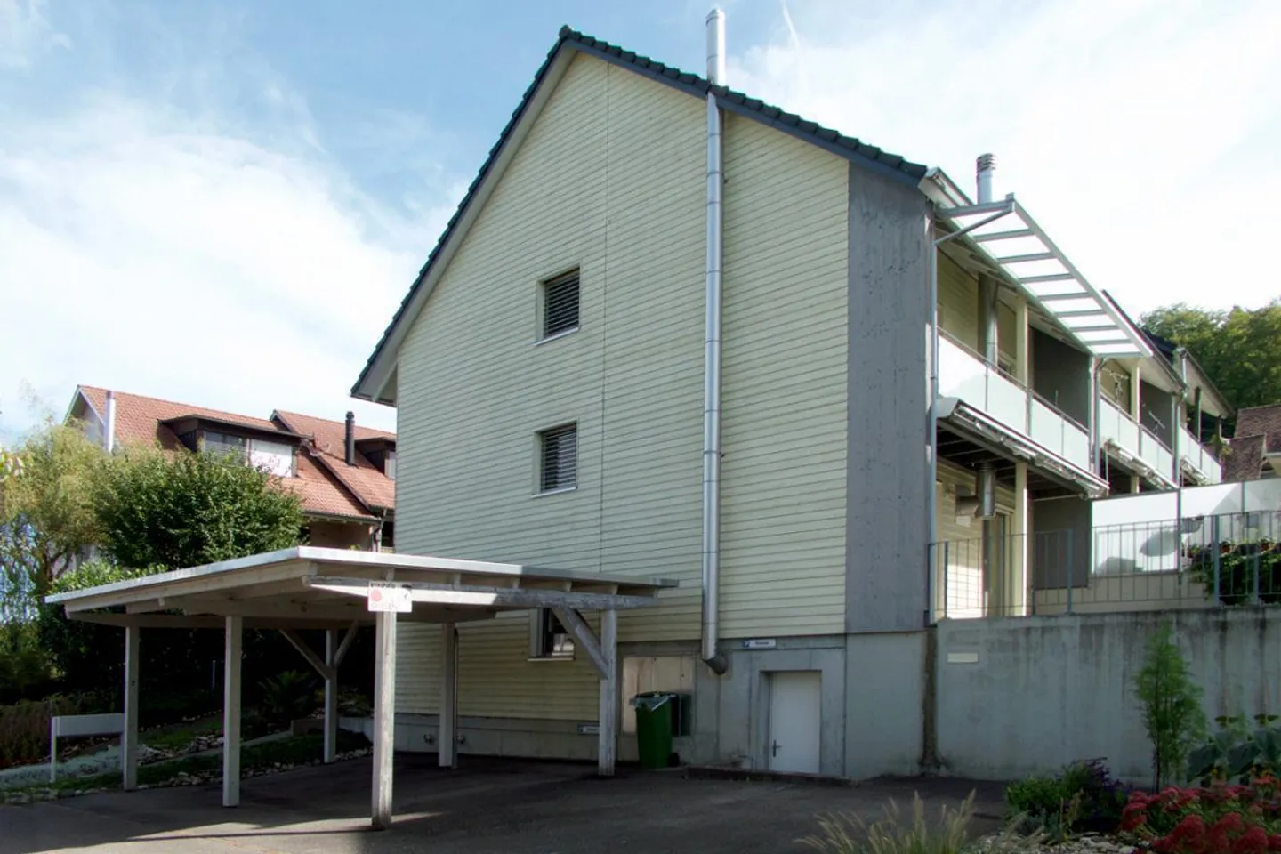 Costruzione in legno moderna al margine del villaggio di Lupsingen - Foto 8 di 12