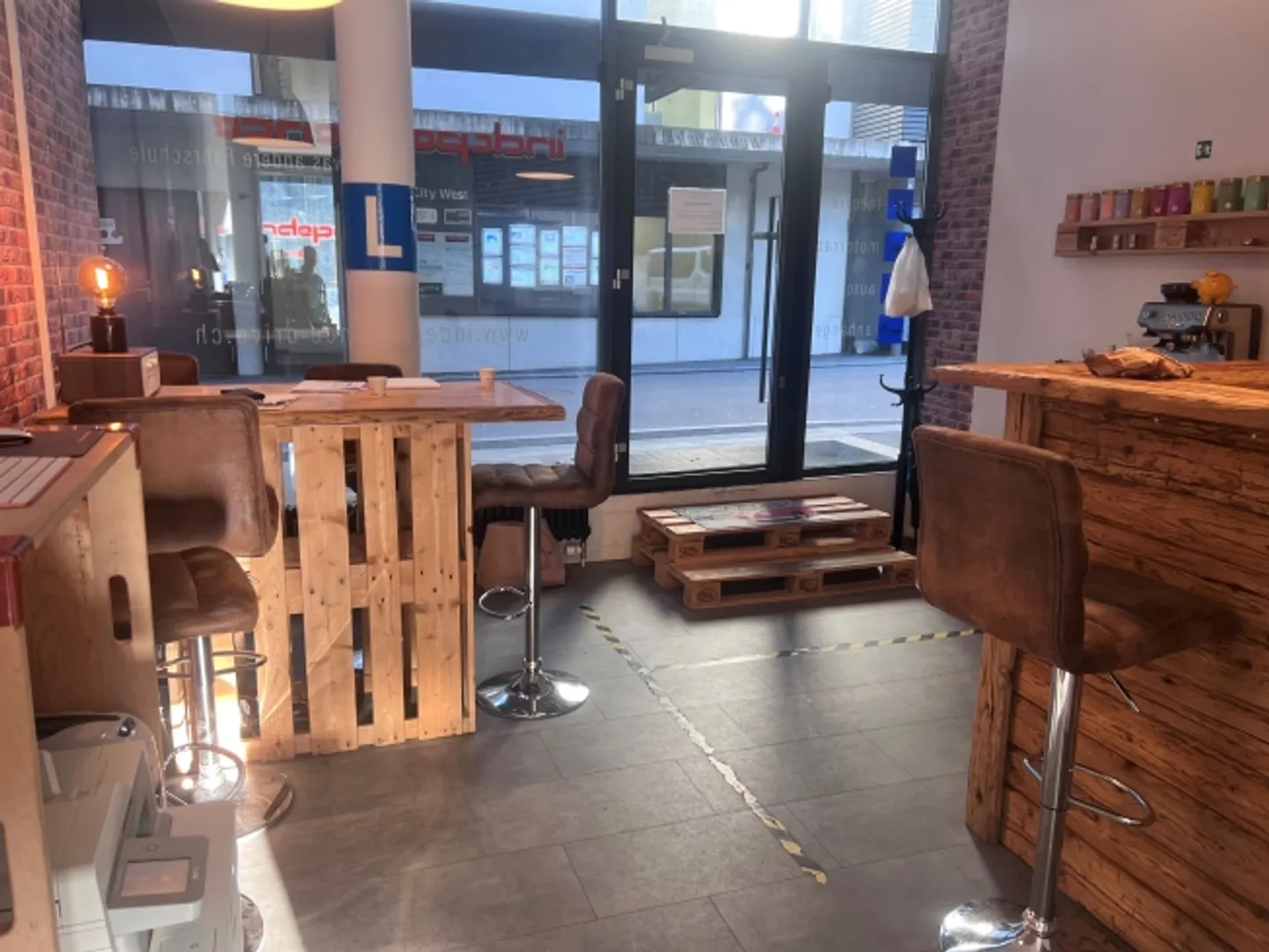 Votre magasin dans un emplacement central directement à la gare ouest d'Interlaken - Photo 4 sur 7