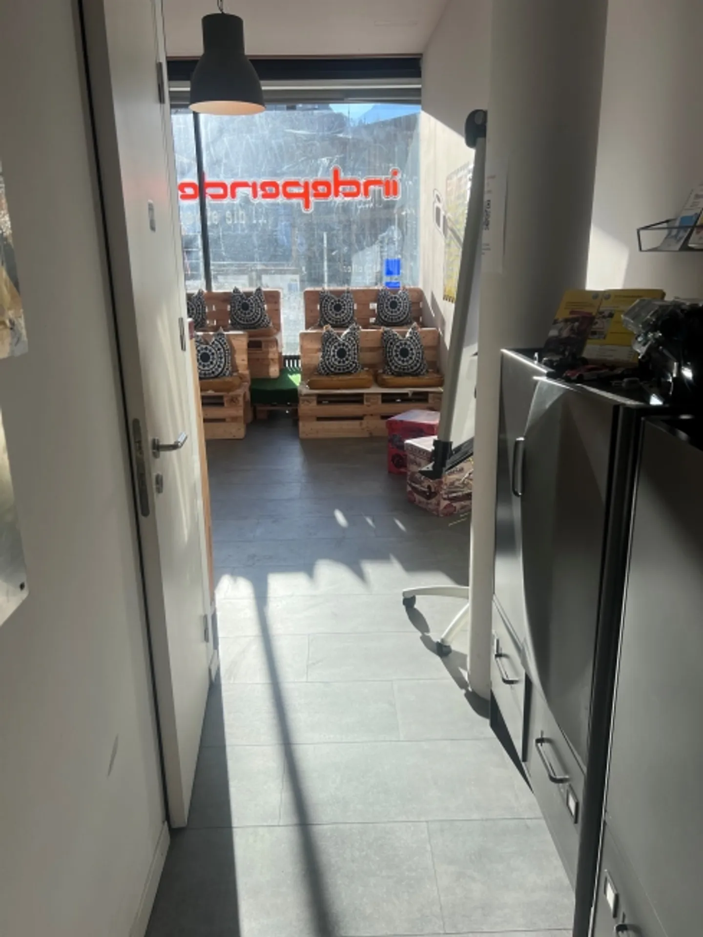 Votre magasin dans un emplacement central directement à la gare ouest d'Interlaken - Photo 5 sur 7