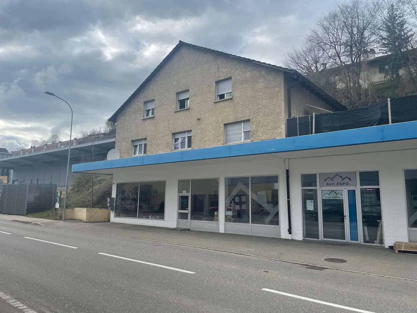 Bâtiment mixte sur la rue principale - Photo 5 sur 19