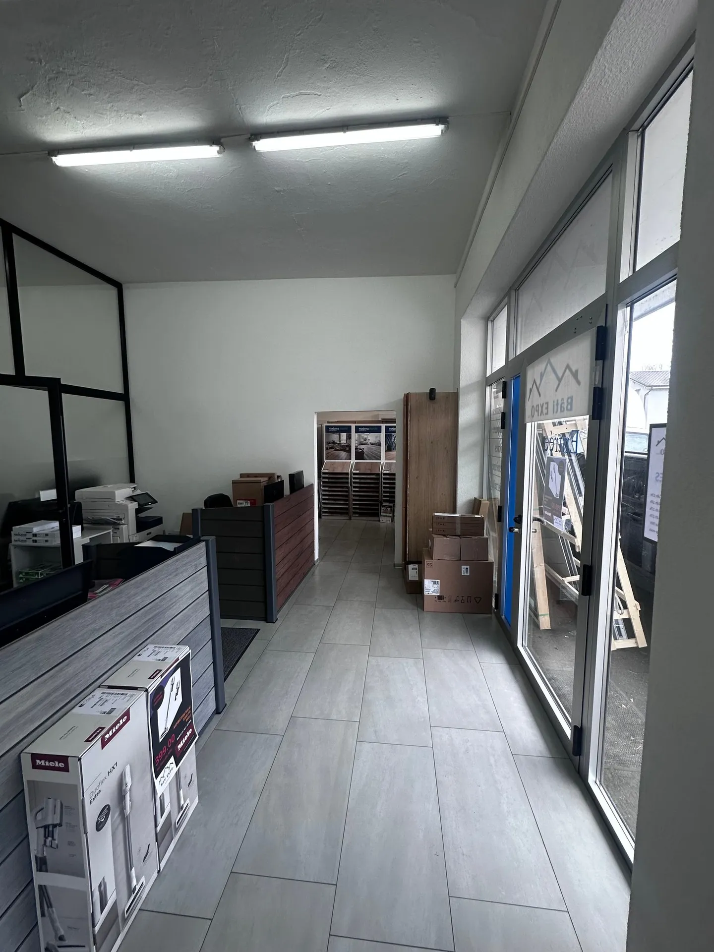 Bâtiment mixte sur la rue principale - Photo 8 sur 19