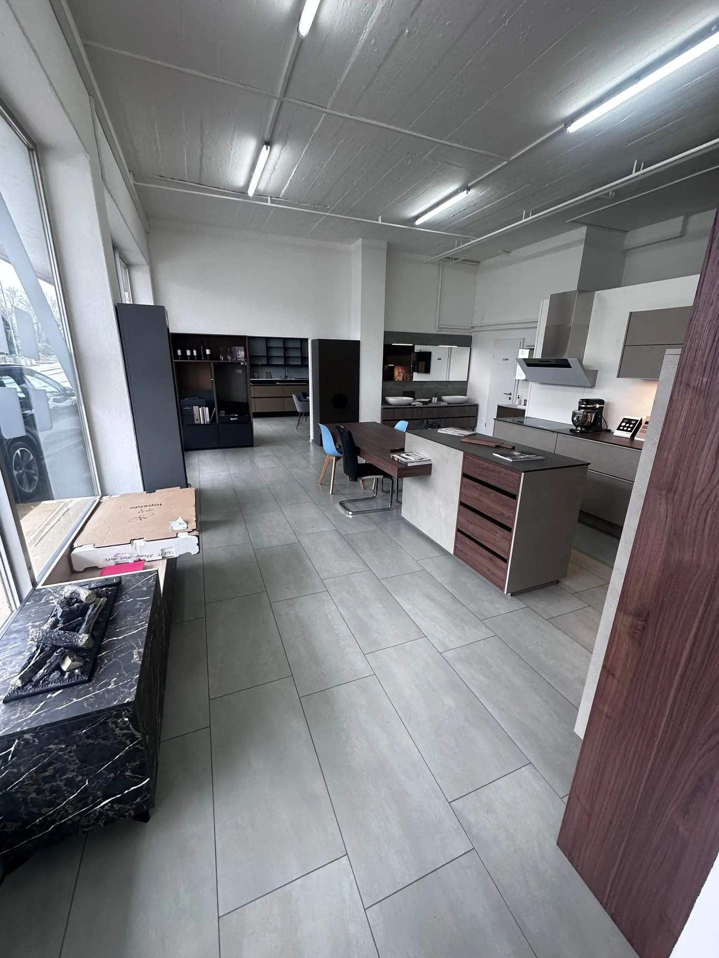 Bâtiment mixte sur la rue principale - Photo 9 sur 19