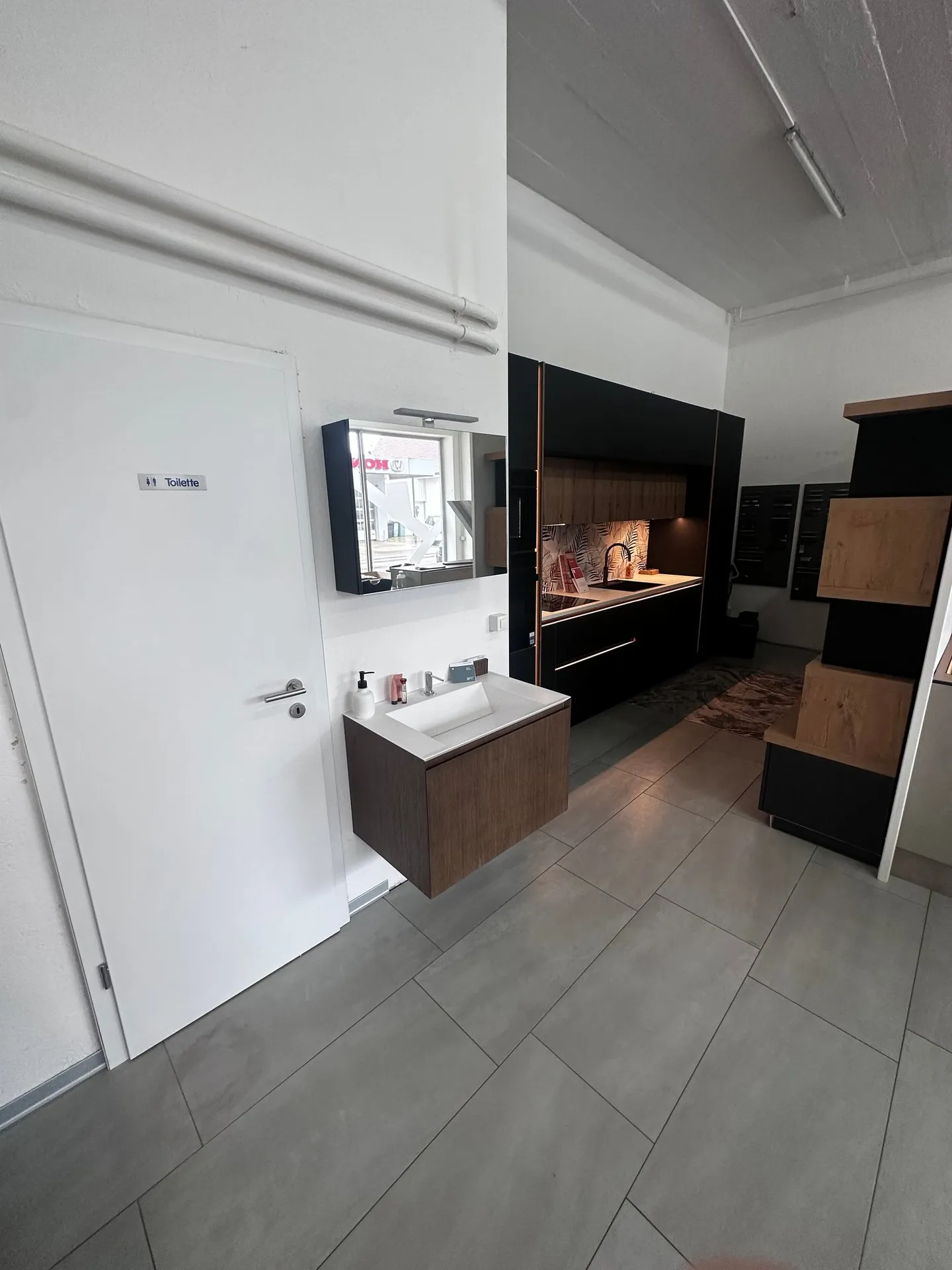 Bâtiment mixte sur la rue principale - Photo 10 sur 19