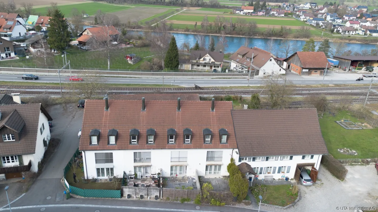 Maison de ville avec beaucoup d'espace dans un quartier résidentiel central - Photo 1 sur 14