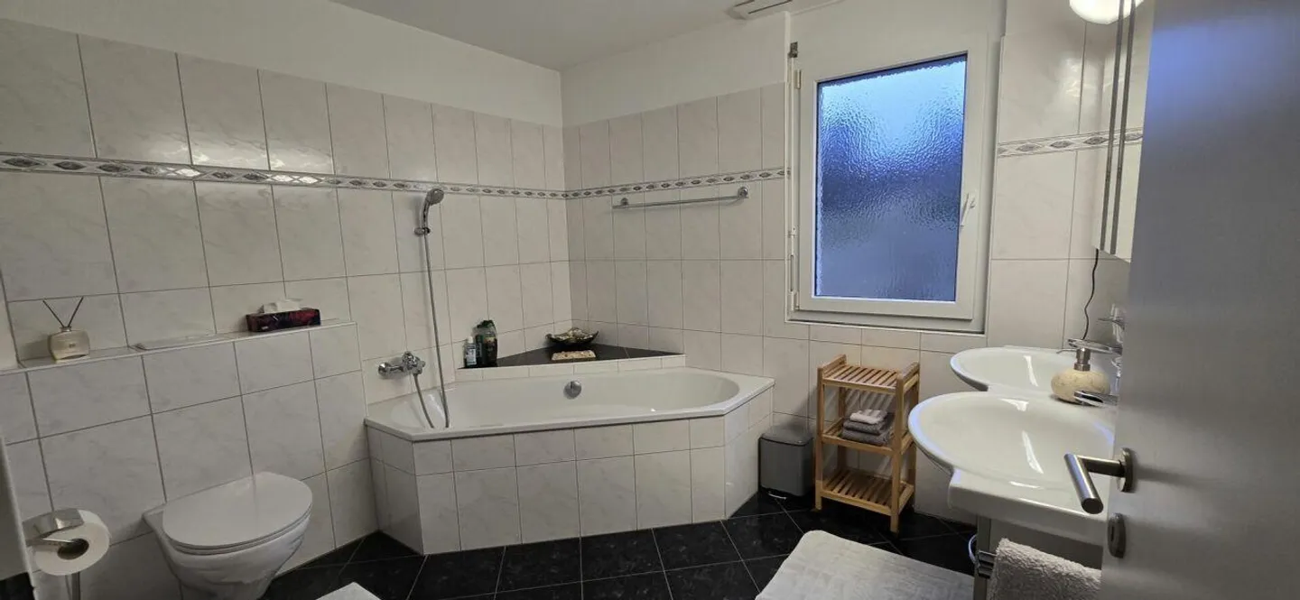 Arrive instead of setting up - Furnished 4.5 room apartment with character - Photo 11 of 16