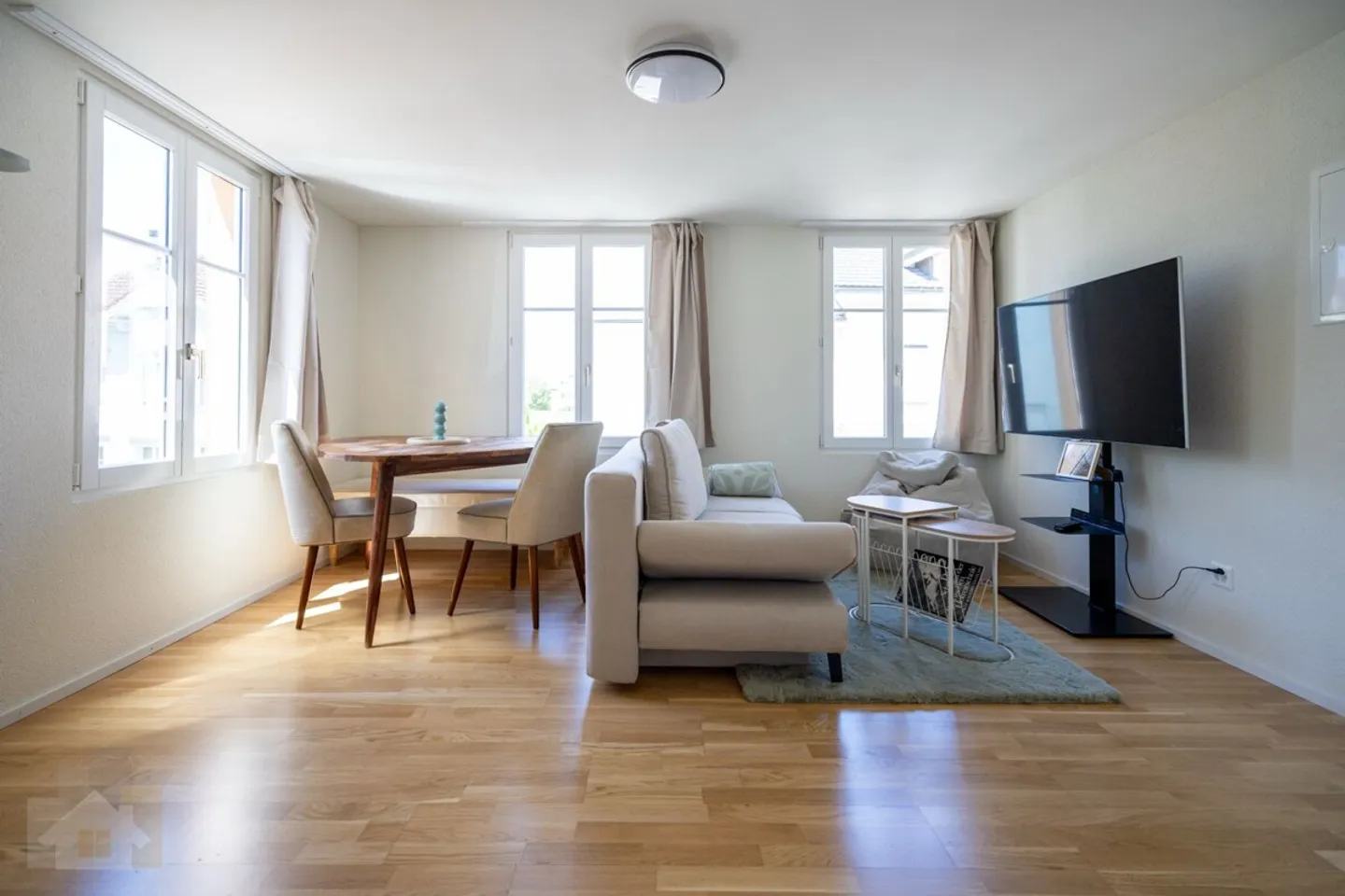 Suite d'affaires moderne et meublée de 2,5 pièces à Romanshorn - Photo 1 sur 8
