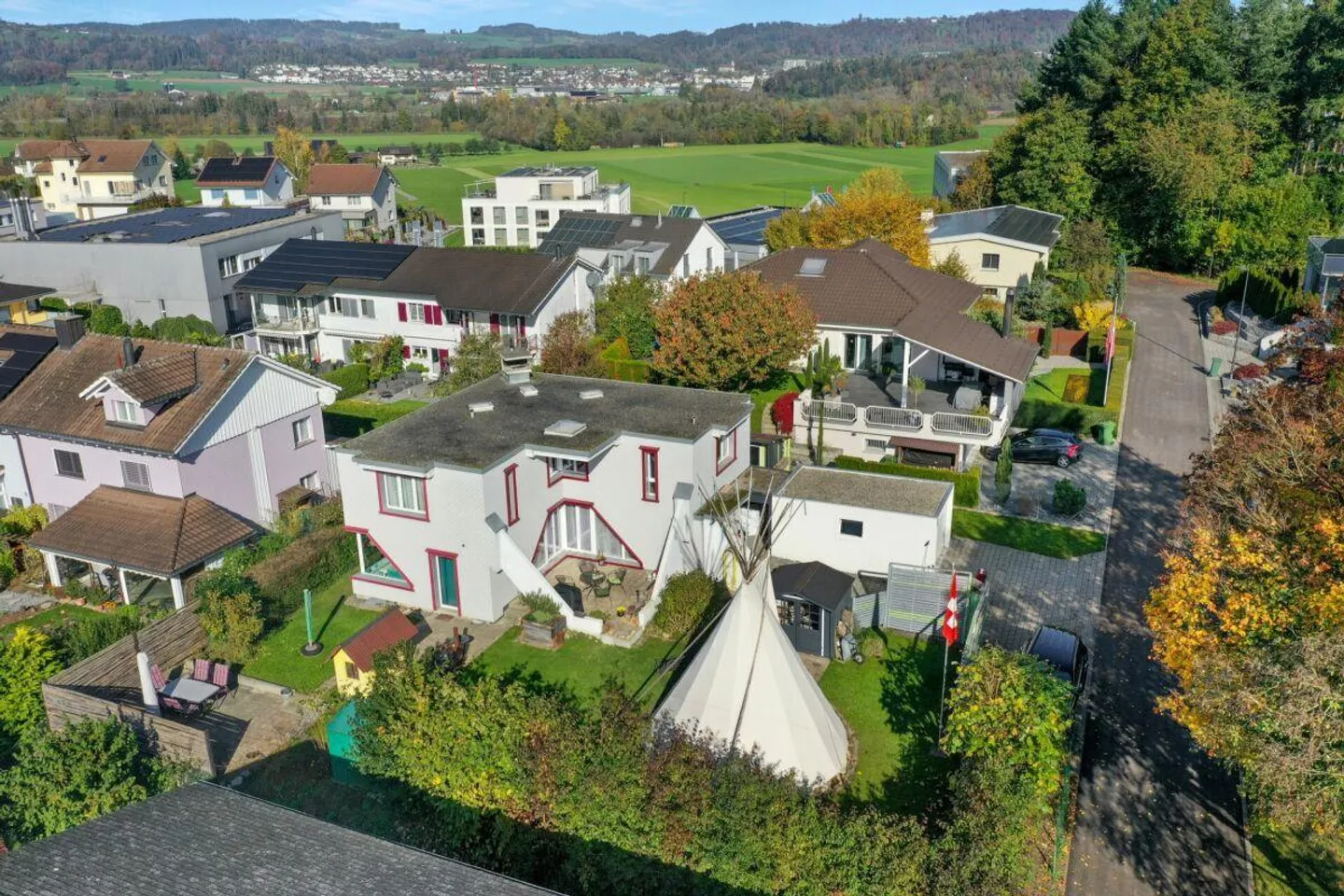 Freistehendes 5.5-Zimmer-Einfamilienhaus mit Gartenidylle und viel ... - Foto 1 von 12