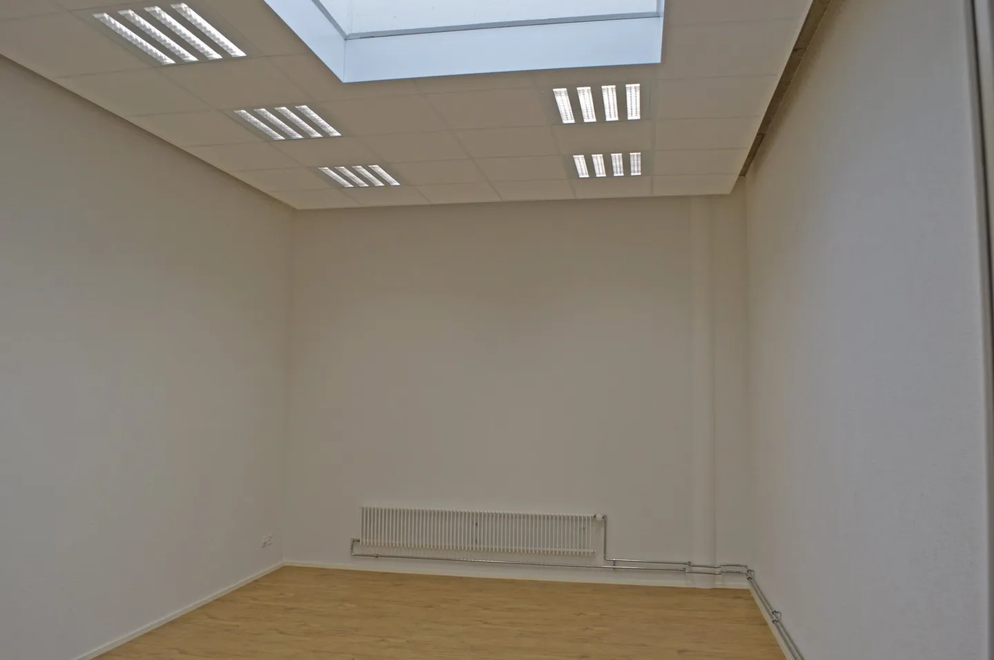 Spazio affittabile spazioso e luminoso nel palazzo commerciale e per uffici Omega - Foto 11 di 12