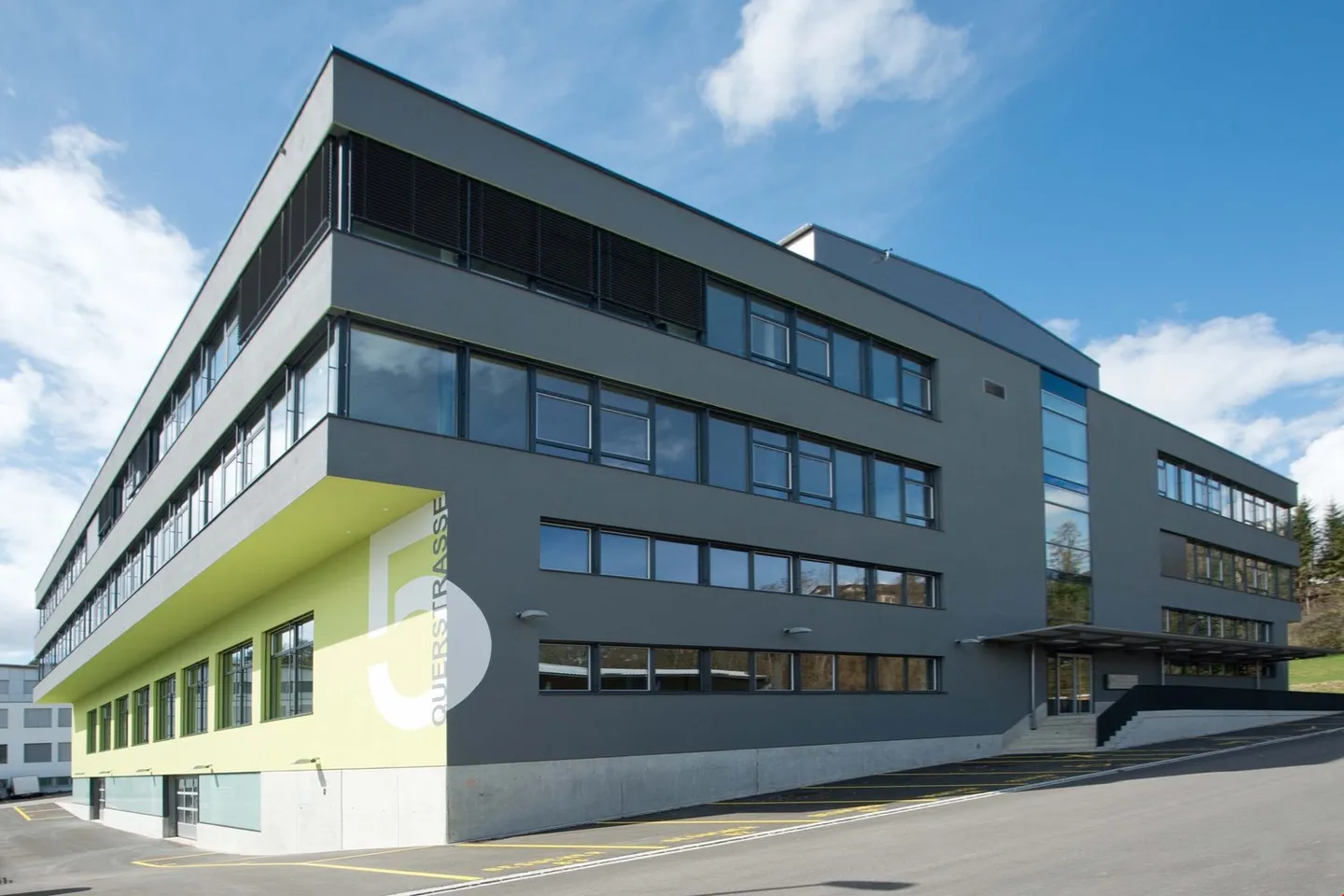 Spazio affittabile spazioso e luminoso nel palazzo commerciale e per uffici Omega - Foto 1 di 12