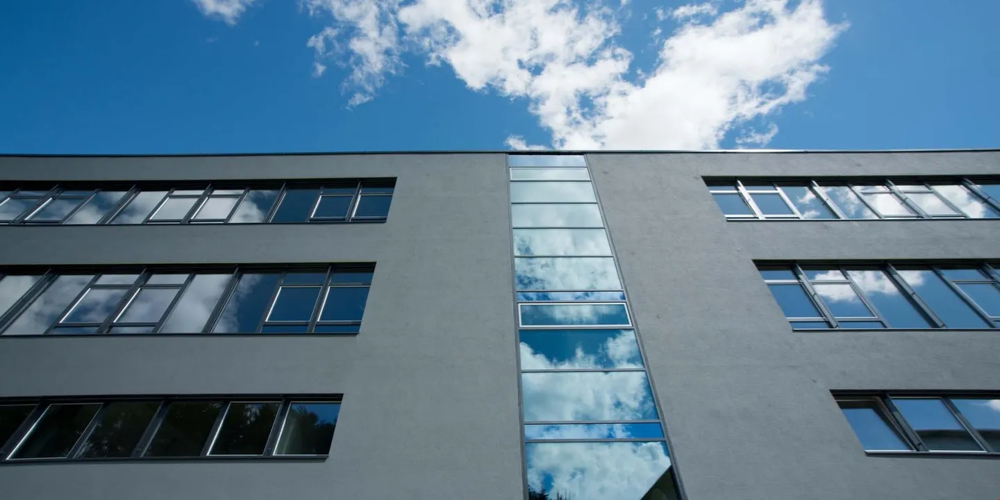 Spazio affittabile spazioso e luminoso nel palazzo commerciale e per uffici Omega - Foto 3 di 12