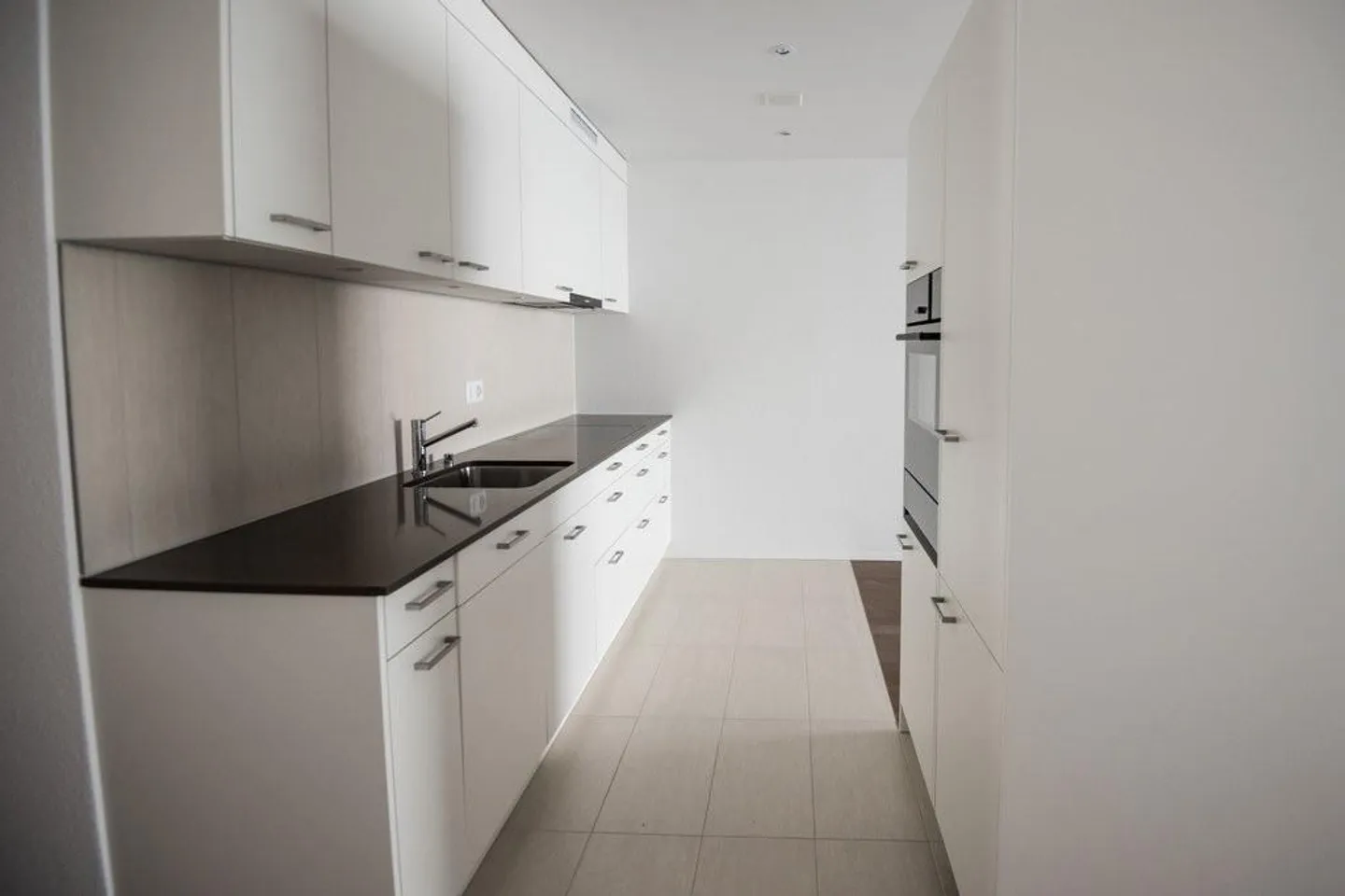 Modern 2.5-room apartment with large balcony - Photo 2 of 10