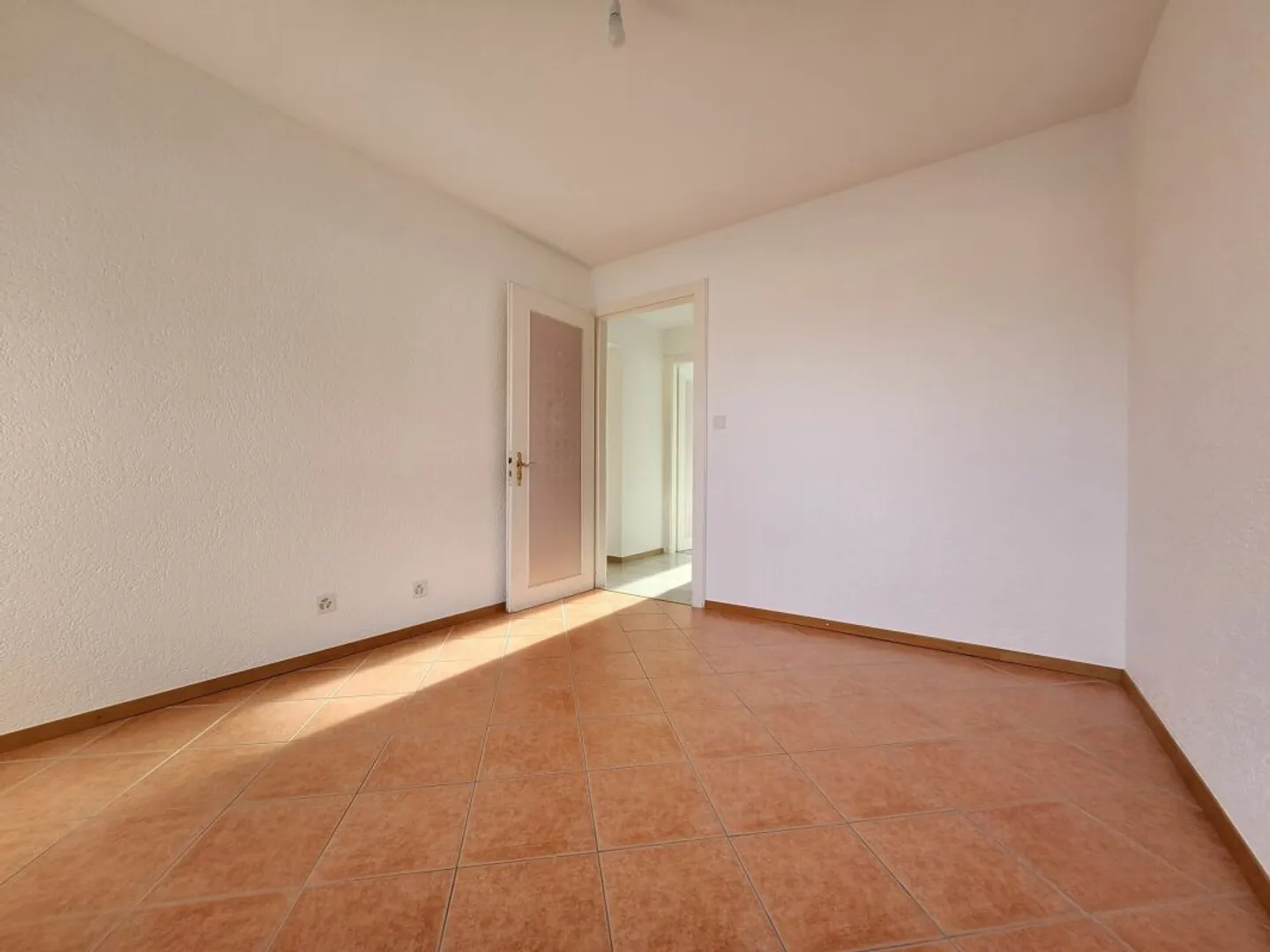 Sehr schöne 3,5 Zimmer mit freiem Blick nach Südwesten - Foto 5 von 9