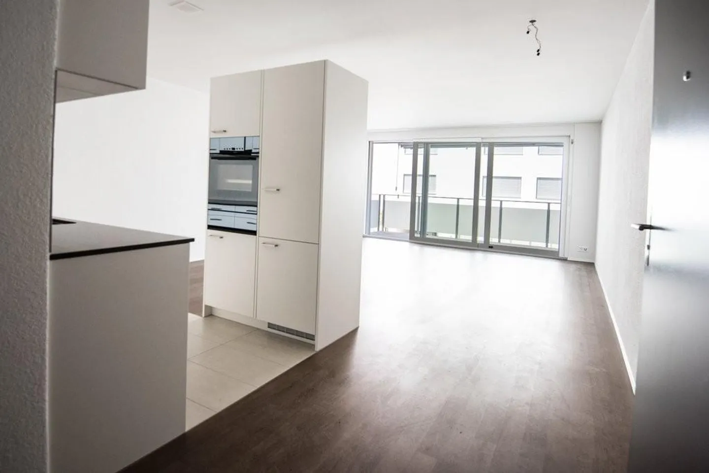 Modern 2.5-room apartment with large balcony - Photo 3 of 10