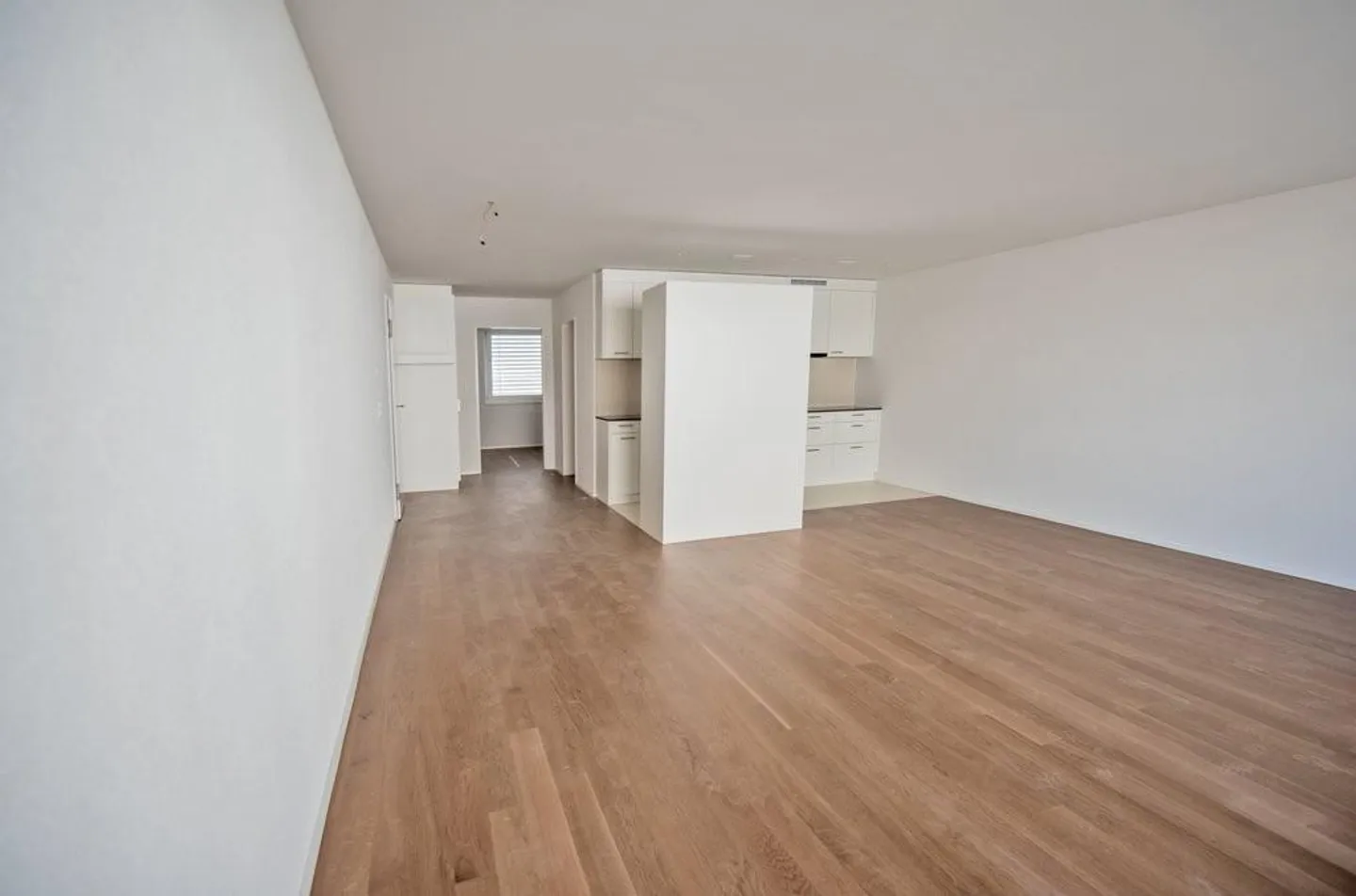 Modern 2.5-room apartment with large balcony - Photo 4 of 10