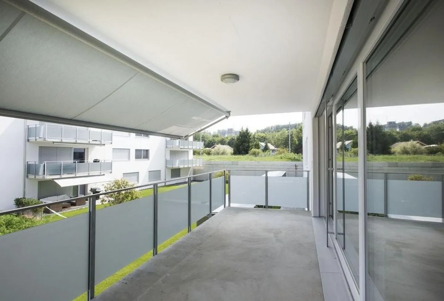 Modern 2.5-room apartment with large balcony - Photo 8 of 10