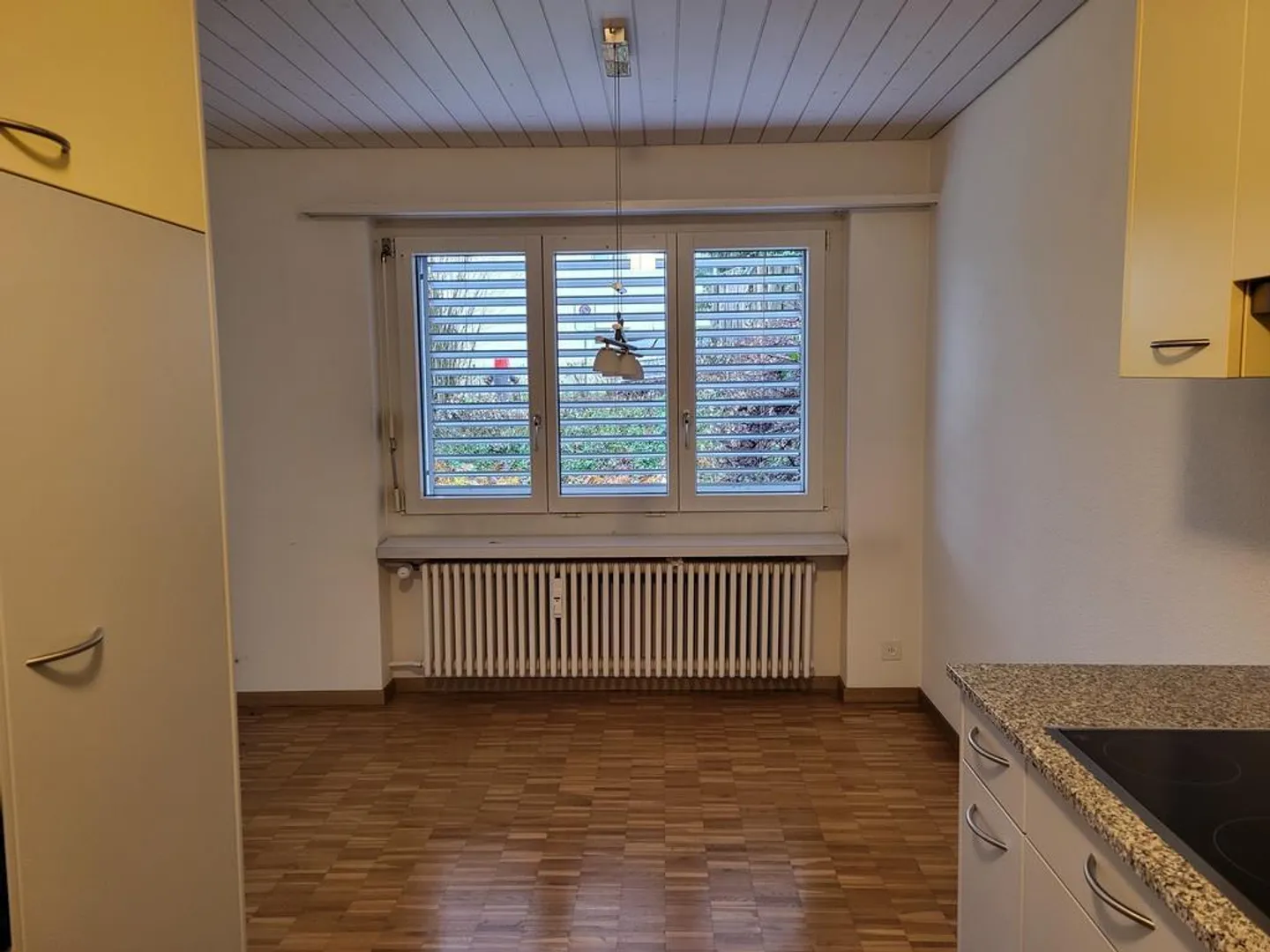 Appartamento affascinante di 3,5 stanze con area salotto nel giardino - Foto 7 di 8